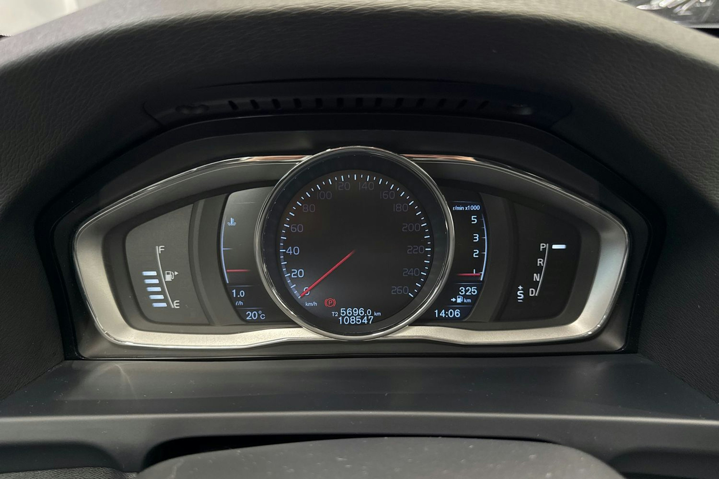 Musta Volvo V60 Cross Country 2016 kuva 11.