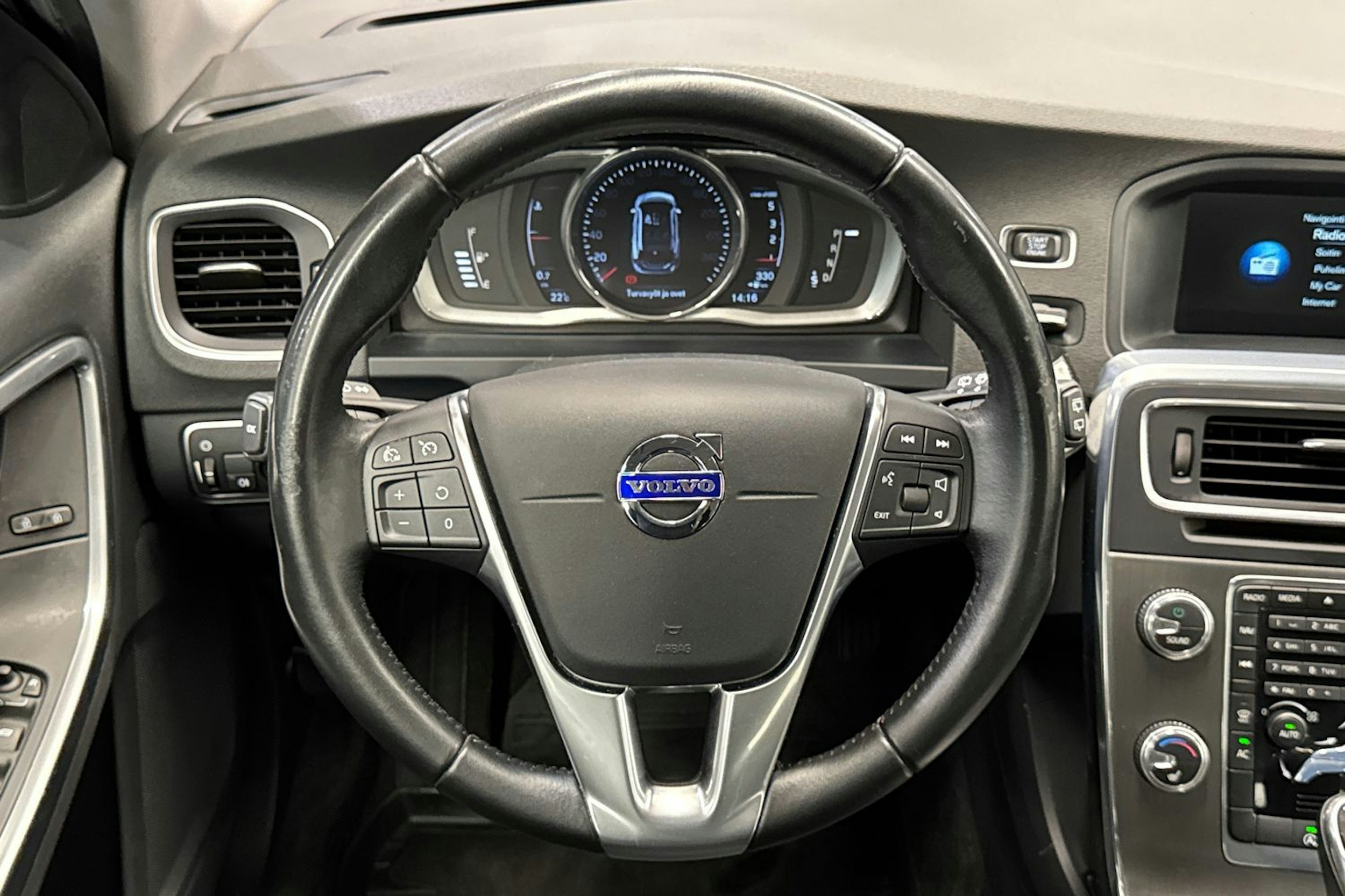 Musta Volvo V60 Cross Country 2016 kuva 17.