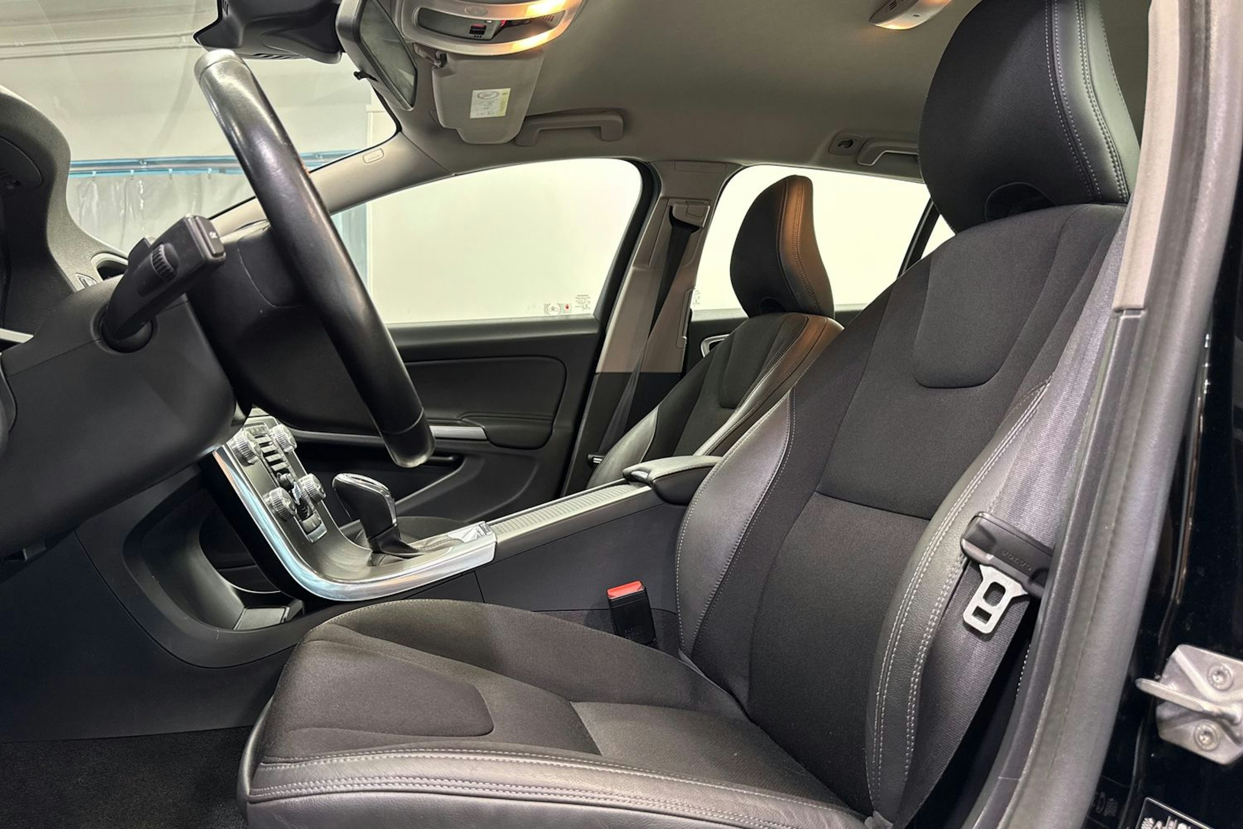 Musta Volvo V60 Cross Country 2016 kuva 18.