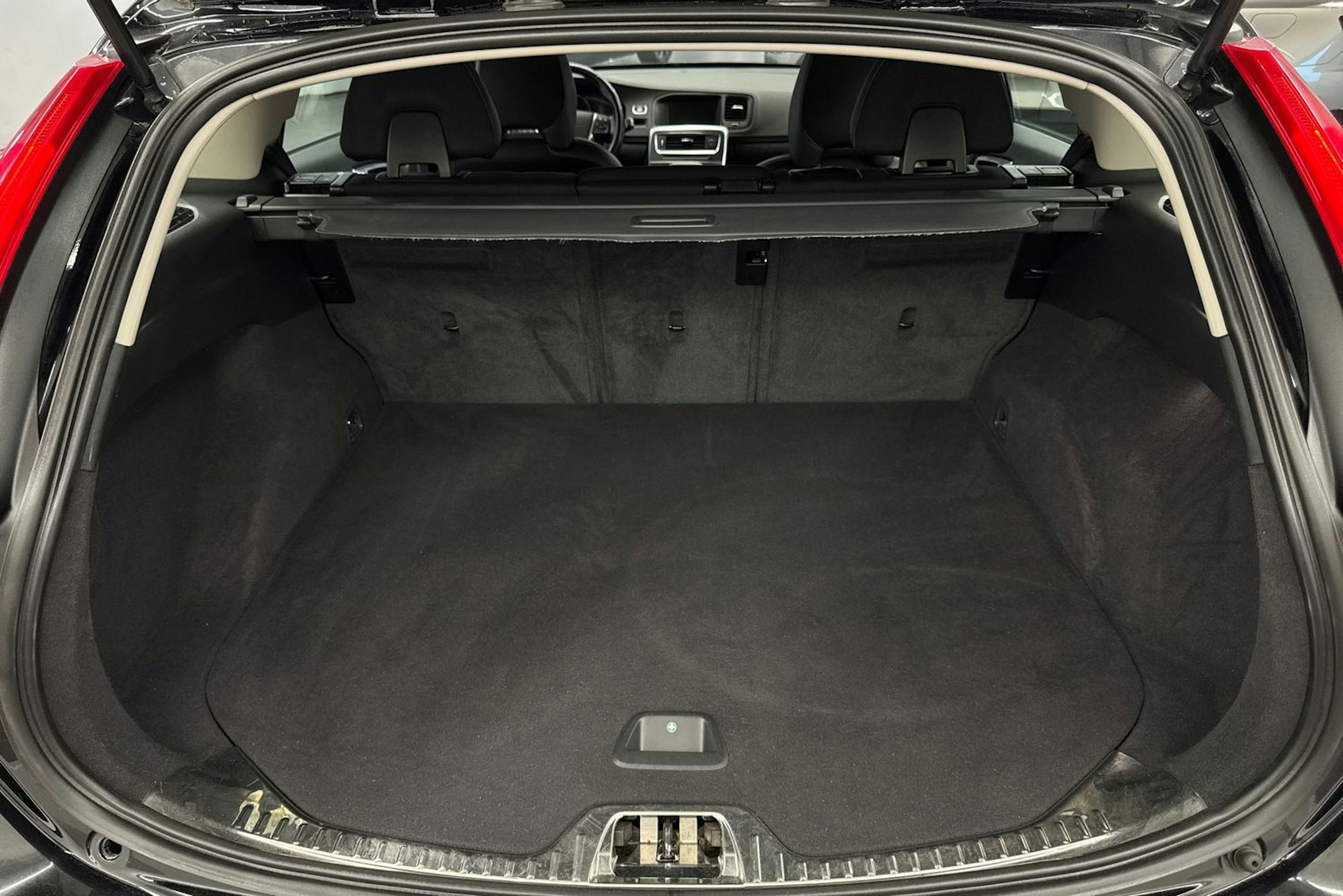 Musta Volvo V60 Cross Country 2016 kuva 21.
