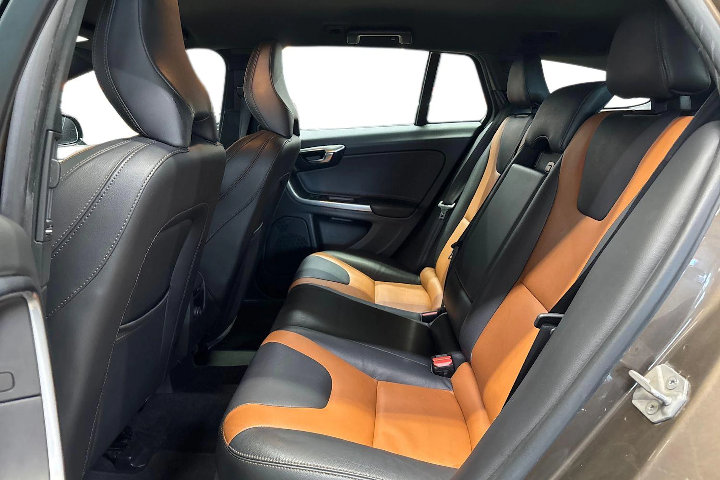 ruskea (beige) Volvo V60 Cross Country 2016 kuva 8.