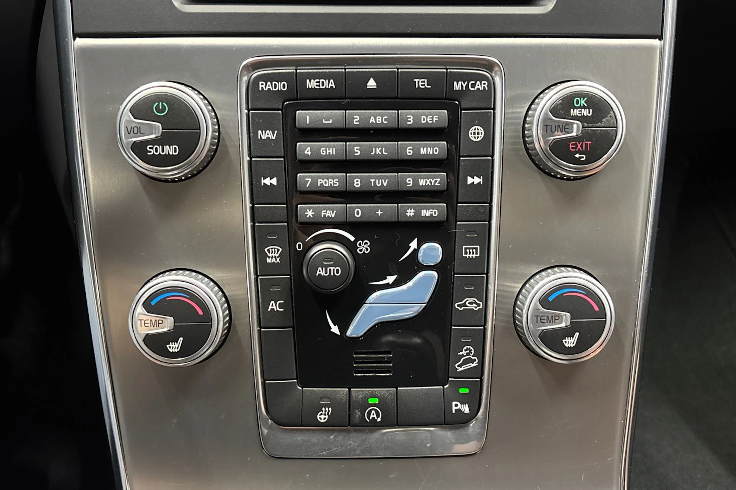 ruskea (beige) Volvo V60 Cross Country 2016 kuva 21.