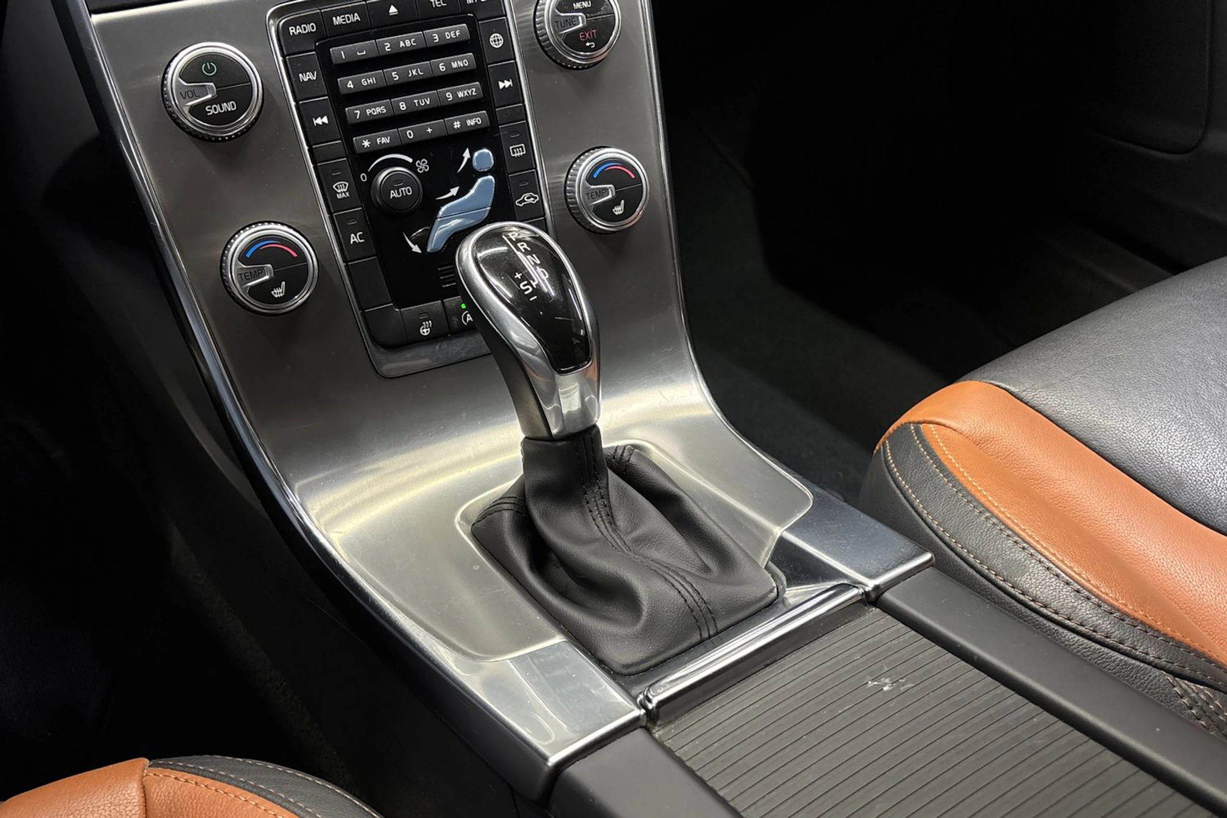 ruskea (beige) Volvo V60 Cross Country 2016 kuva 22.