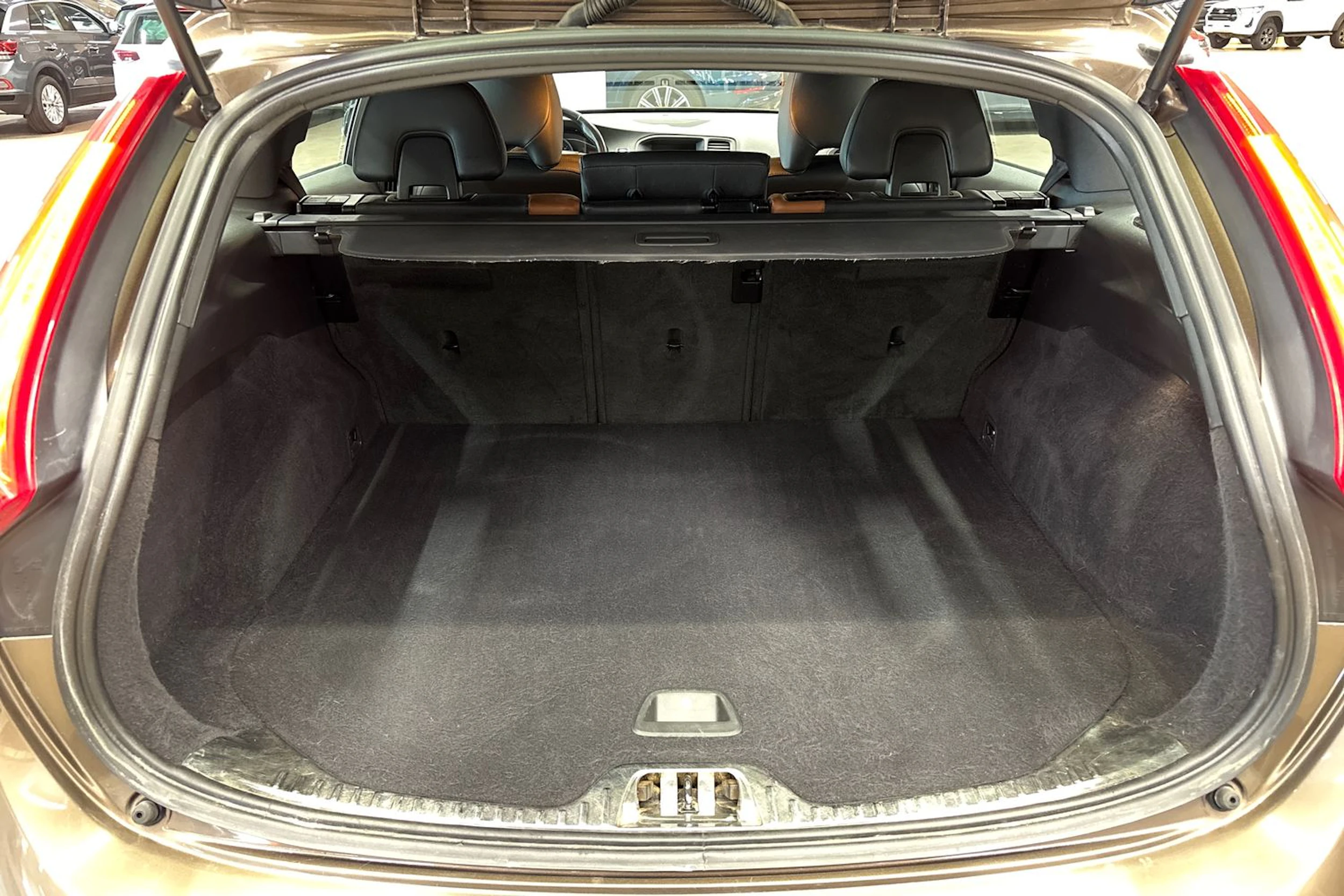 ruskea (beige) Volvo V60 Cross Country 2016 kuva 23.