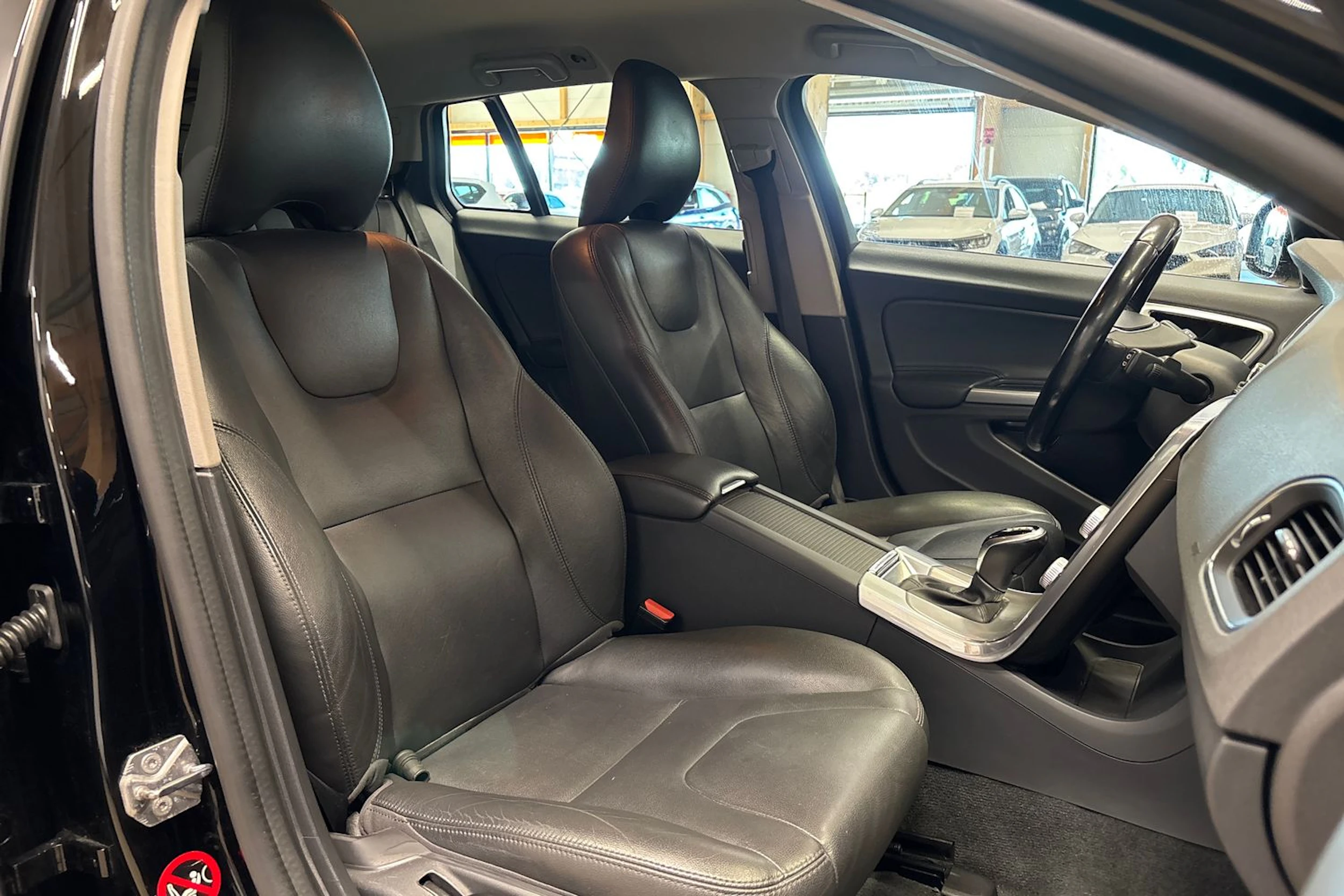 musta Volvo V60 Cross Country 2017 kuva 10.