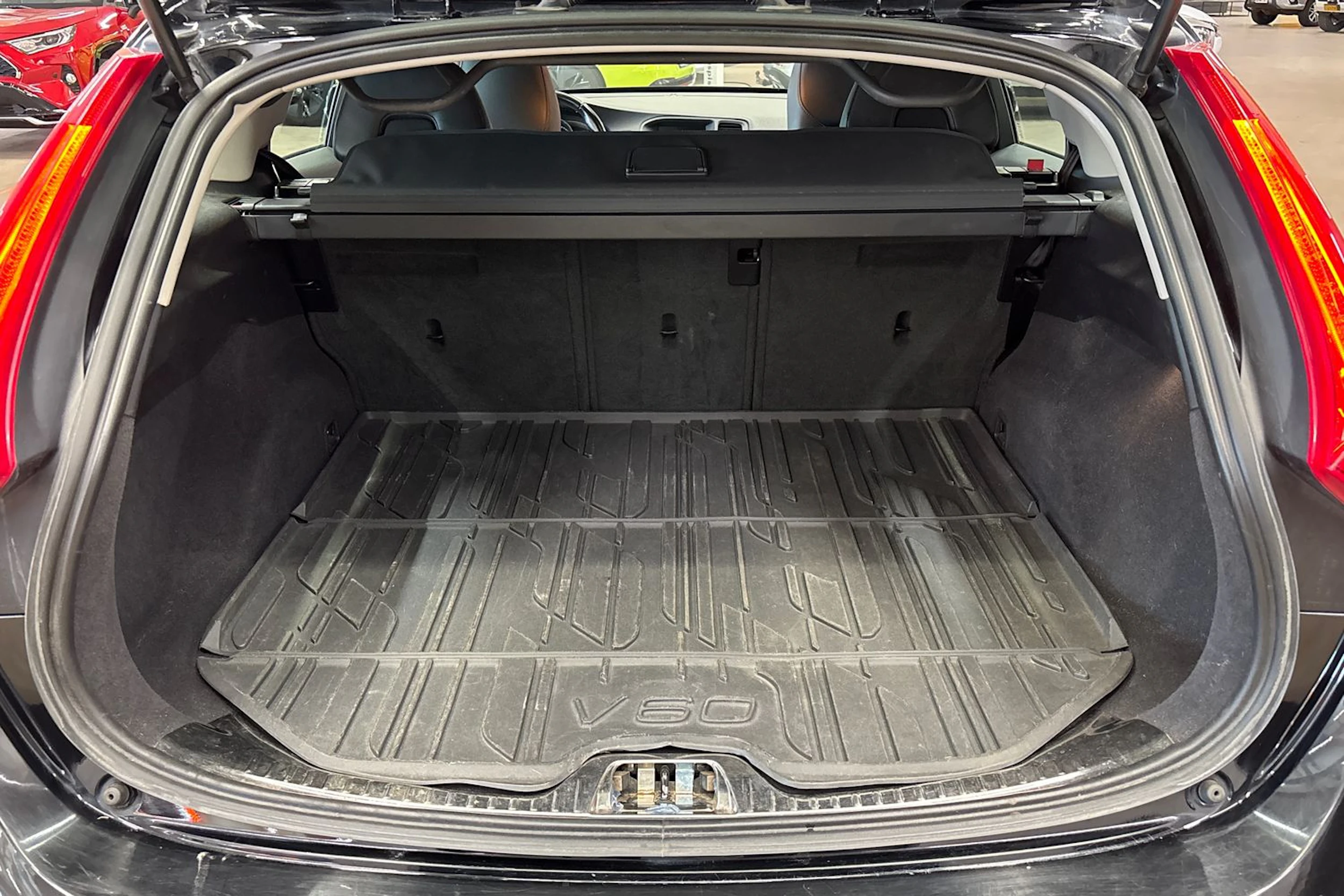 musta Volvo V60 Cross Country 2017 kuva 24.