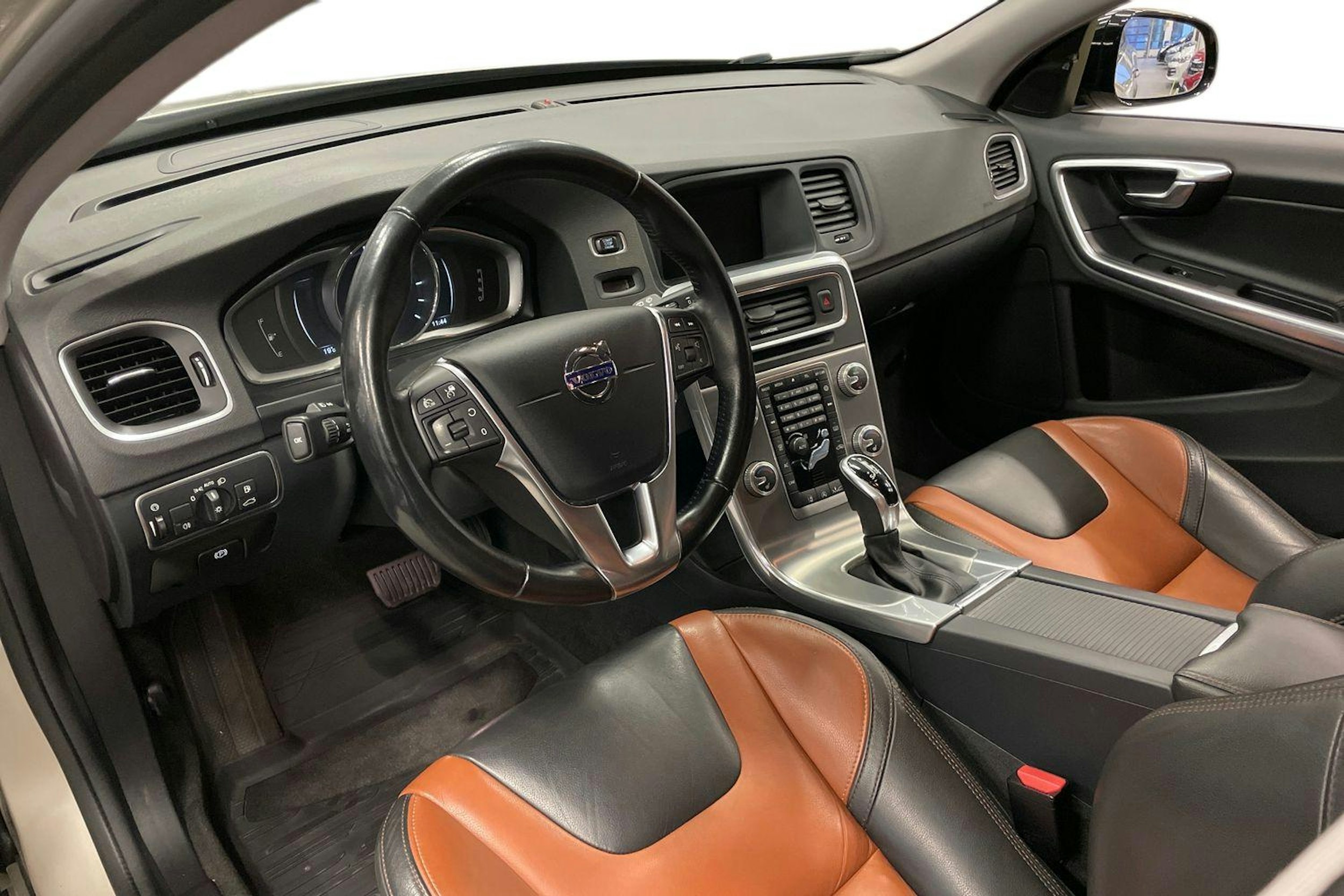 ruskea (beige) Volvo V60 Cross Country 2017 kuva 7.