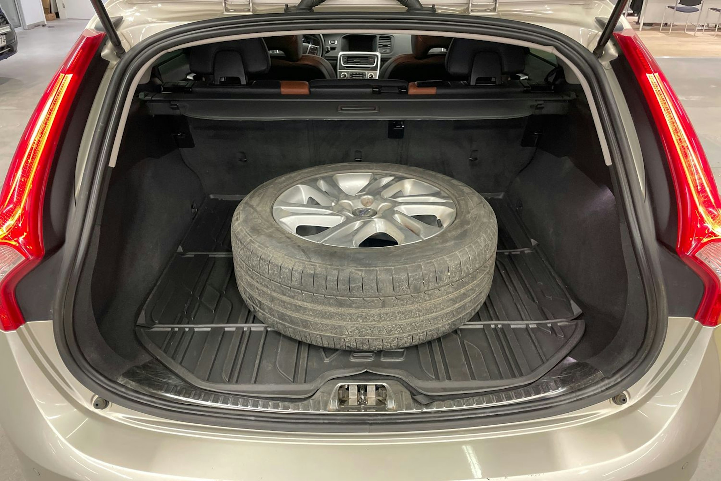 ruskea (beige) Volvo V60 Cross Country 2017 kuva 15.