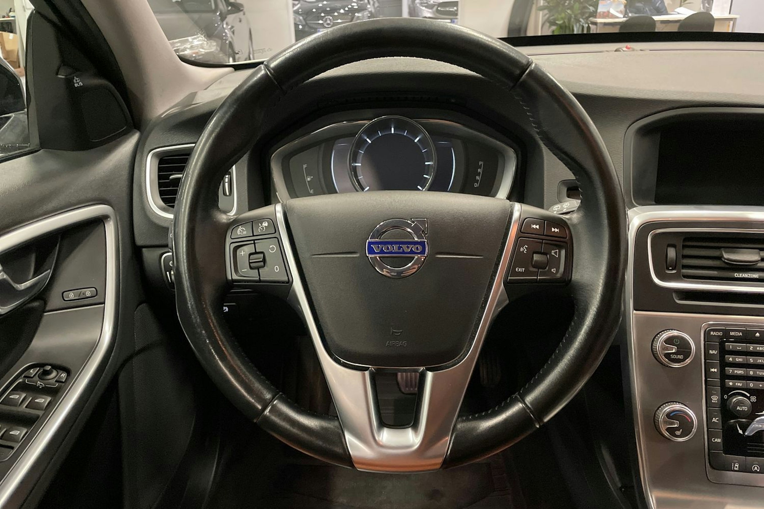 ruskea (beige) Volvo V60 Cross Country 2017 kuva 17.