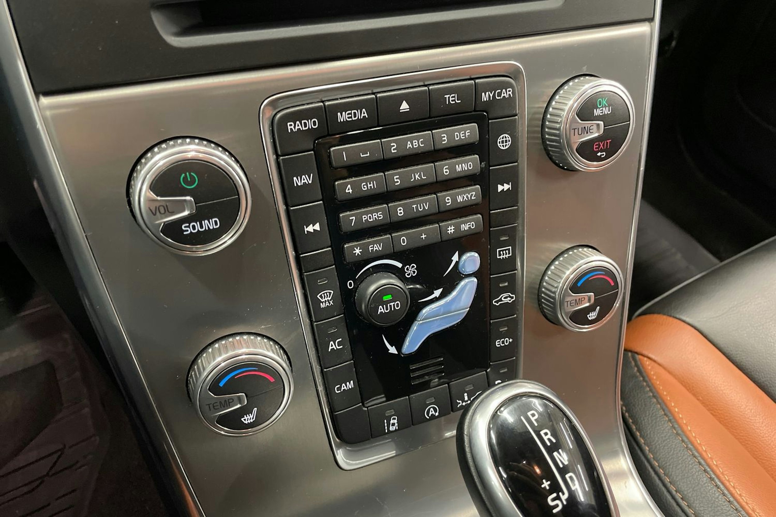 ruskea (beige) Volvo V60 Cross Country 2017 kuva 19.