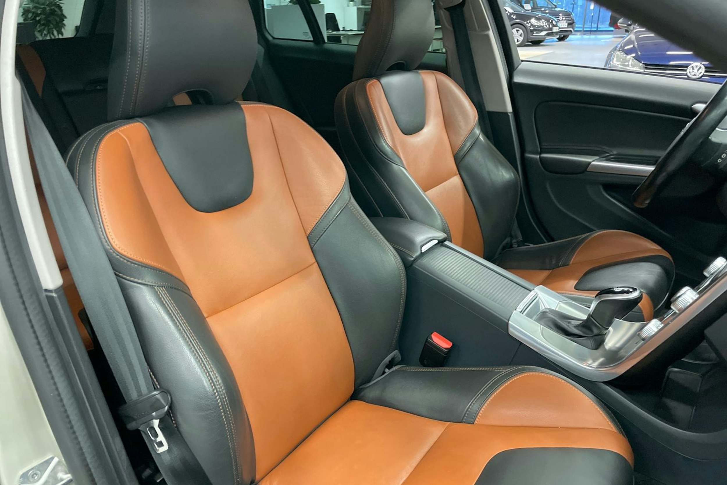 ruskea (beige) Volvo V60 Cross Country 2017 kuva 25.