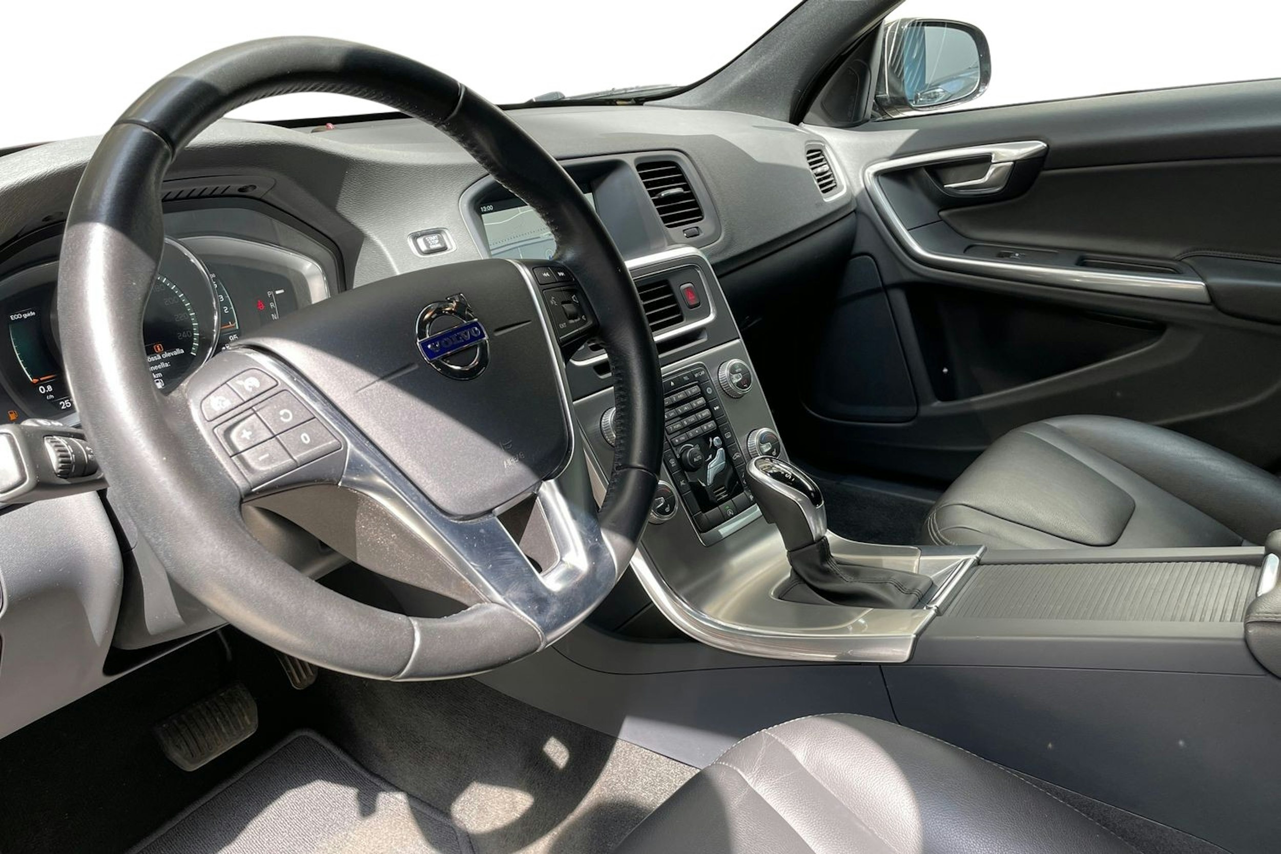 punainen Volvo V60 Cross Country 2017 kuva 7.