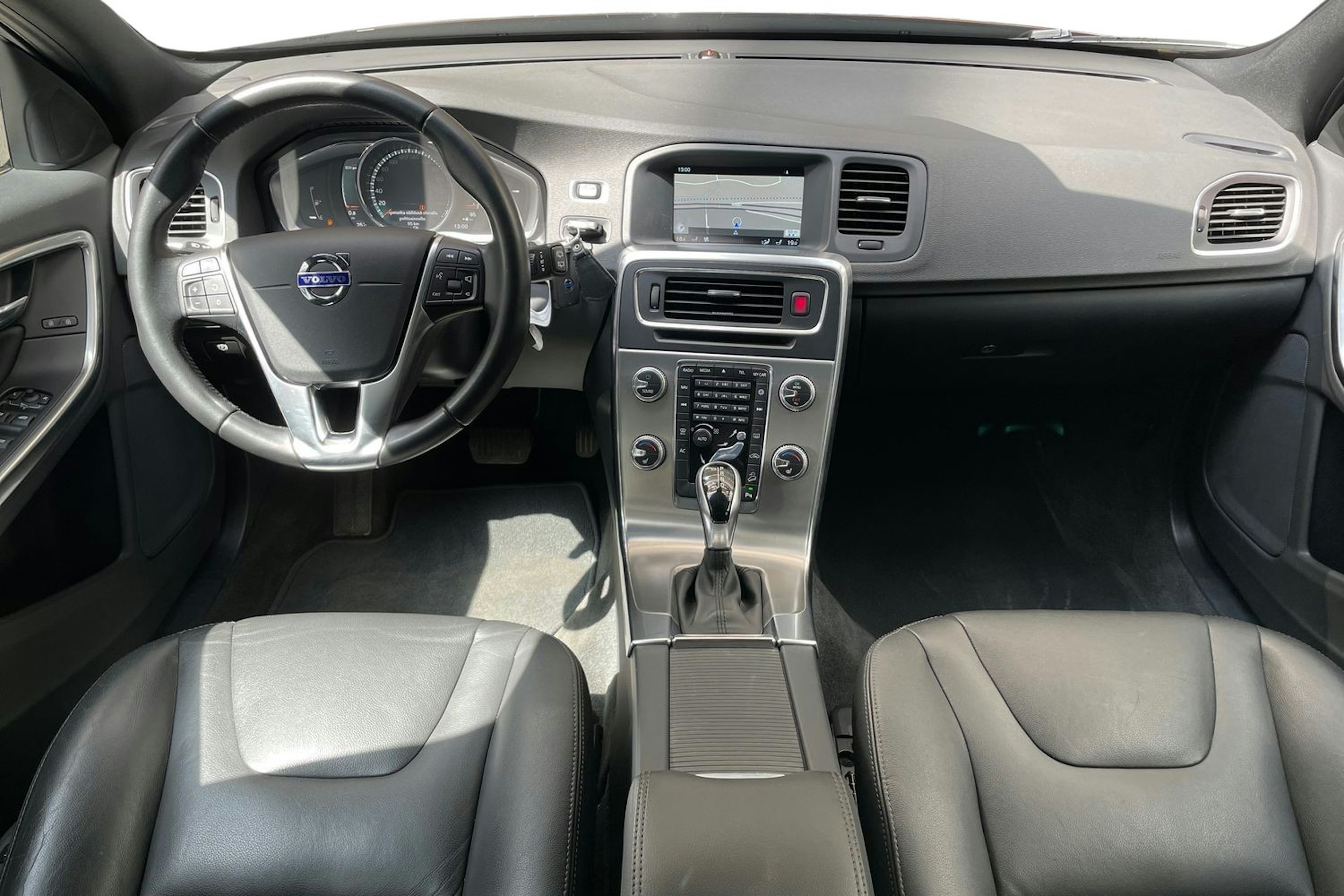 punainen Volvo V60 Cross Country 2017 kuva 9.