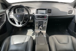punainen Volvo V60 Cross Country 2017 kuva 9.