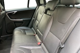punainen Volvo V60 Cross Country 2017 kuva 10.