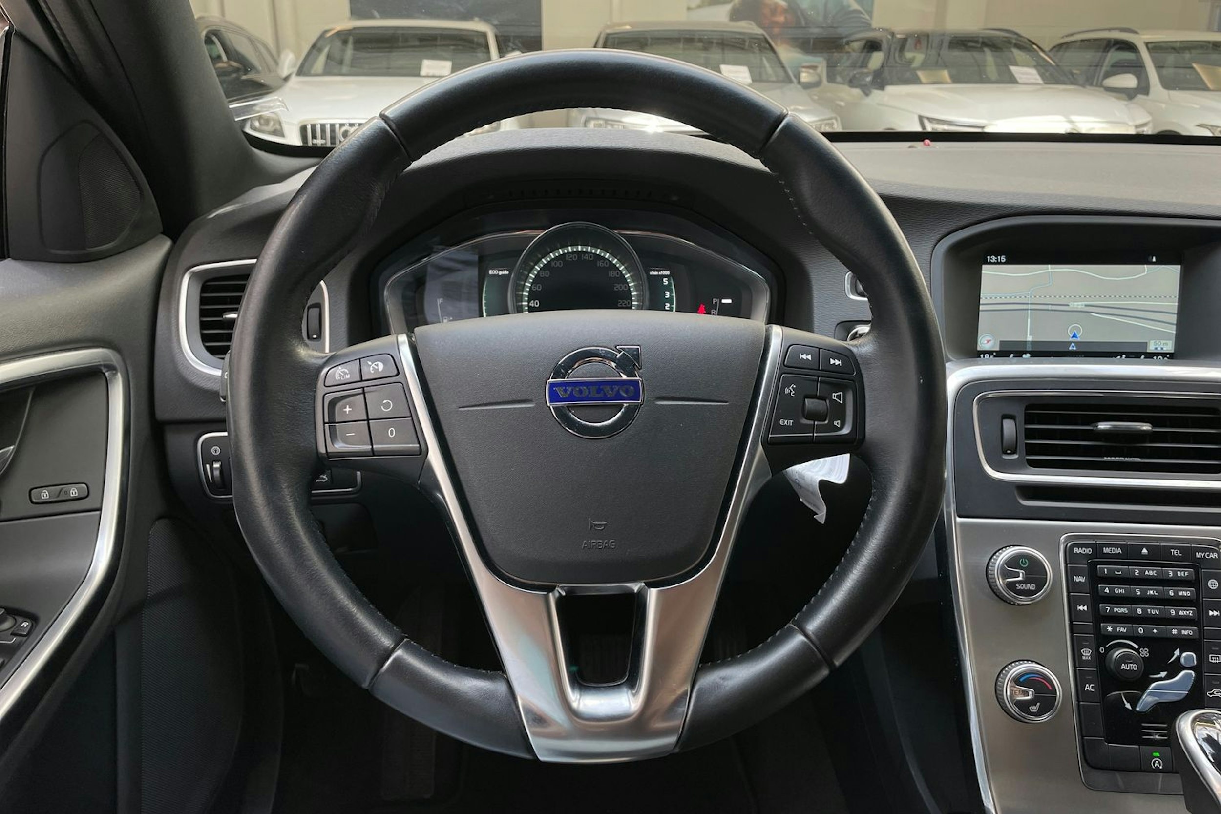 punainen Volvo V60 Cross Country 2017 kuva 22.