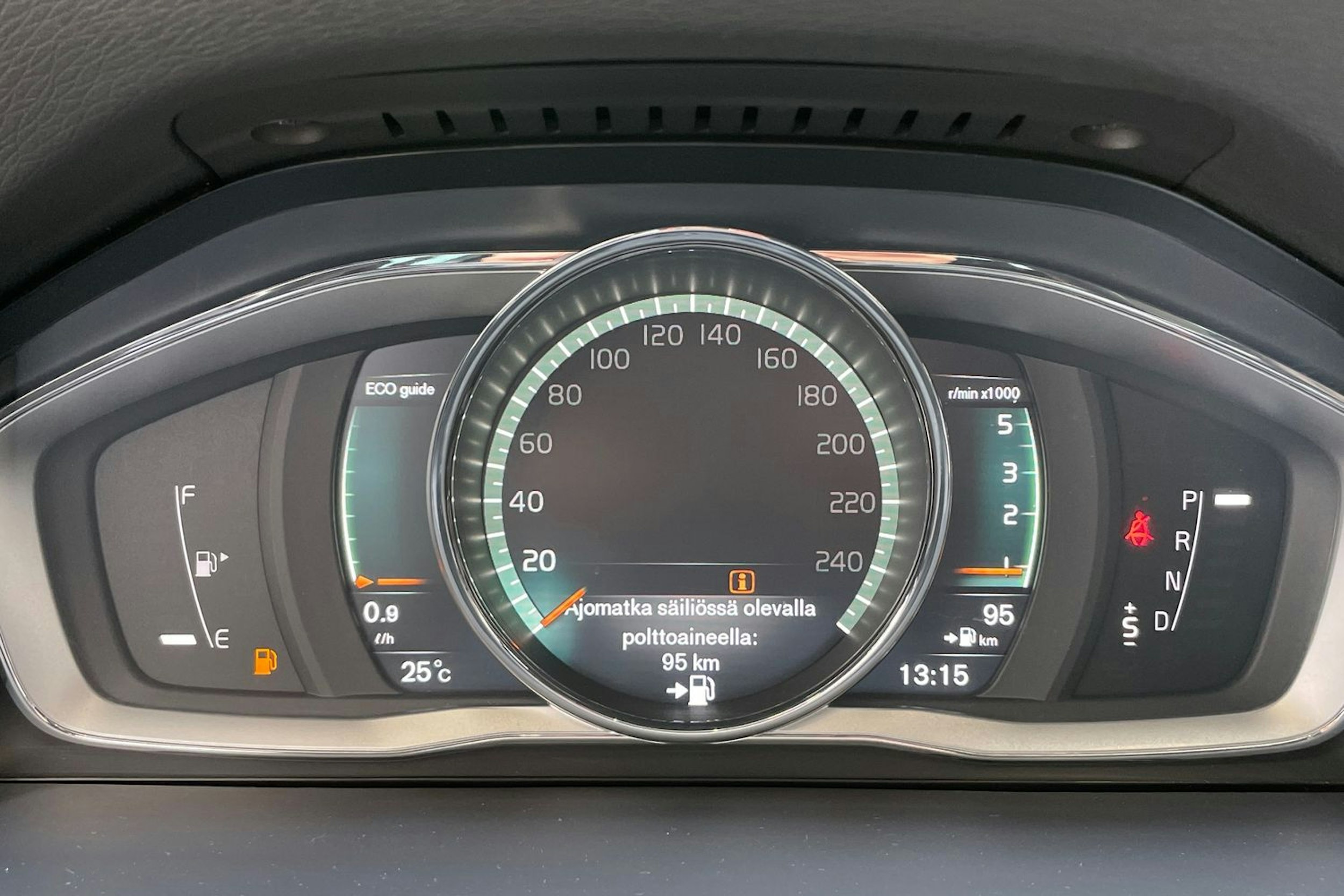 punainen Volvo V60 Cross Country 2017 kuva 23.