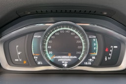 punainen Volvo V60 Cross Country 2017 kuva 23.