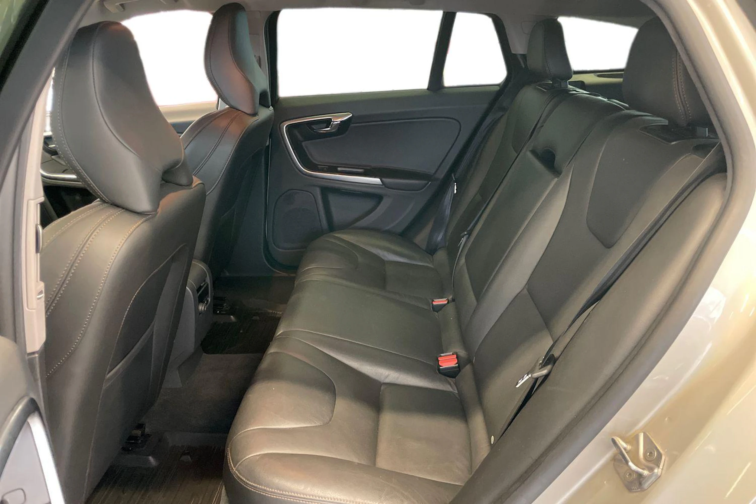 ruskea (beige) Volvo V60 Cross Country 2017 kuva 8.