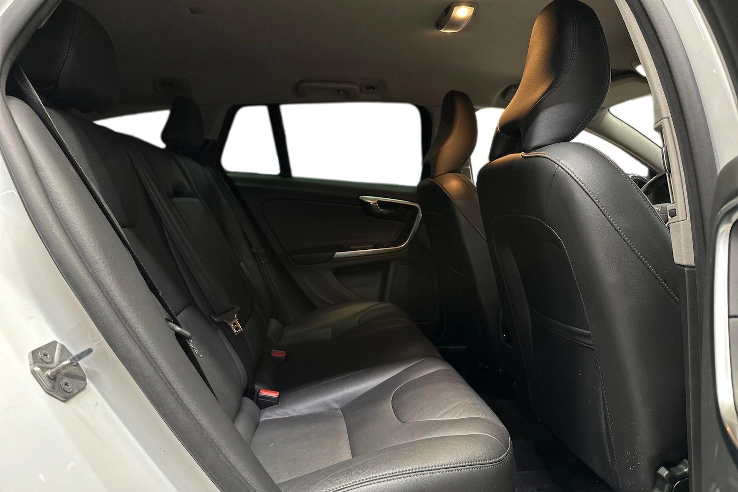 valkoinen Volvo V60 Cross Country 2017 kuva 8.