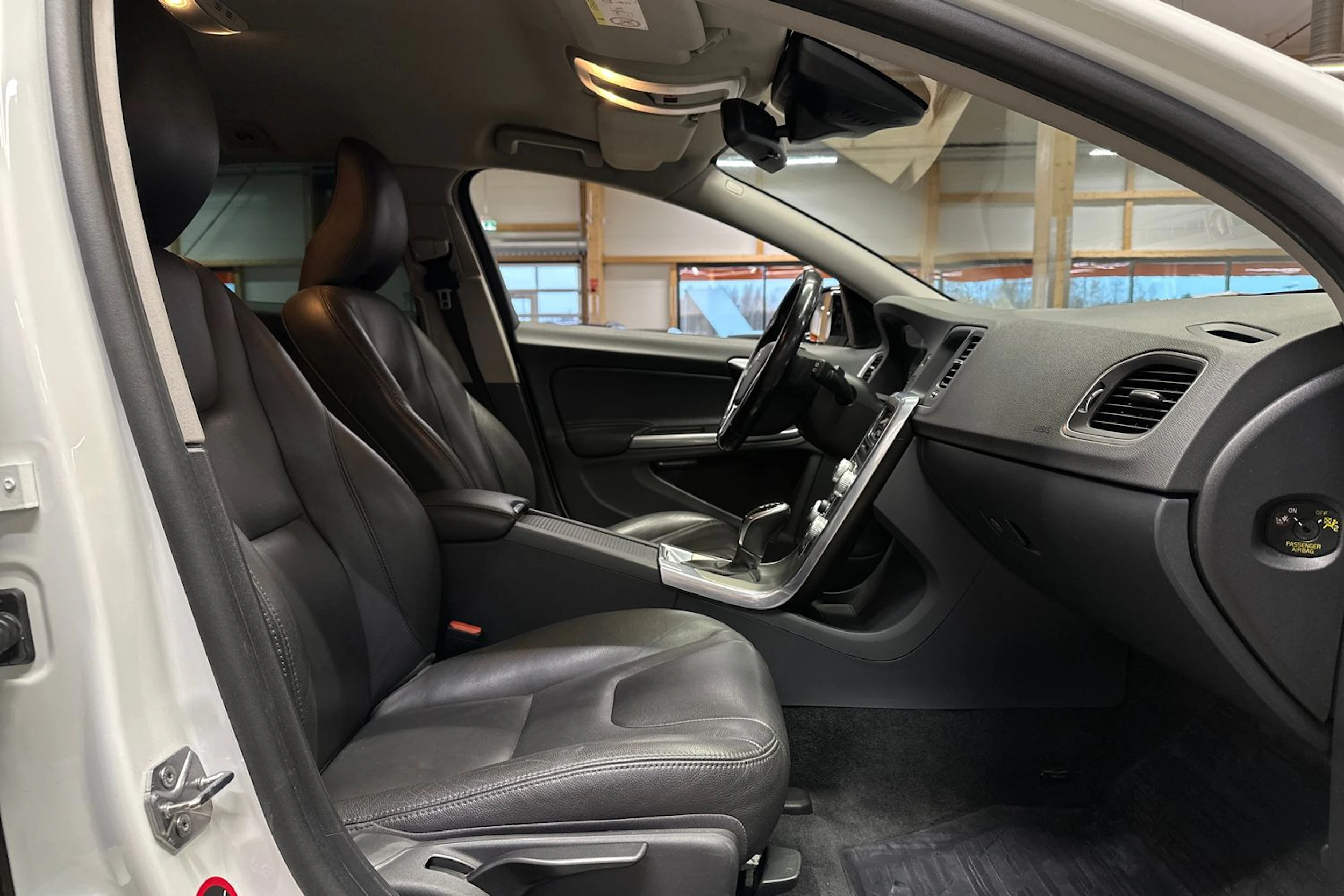 valkoinen Volvo V60 Cross Country 2017 kuva 11.