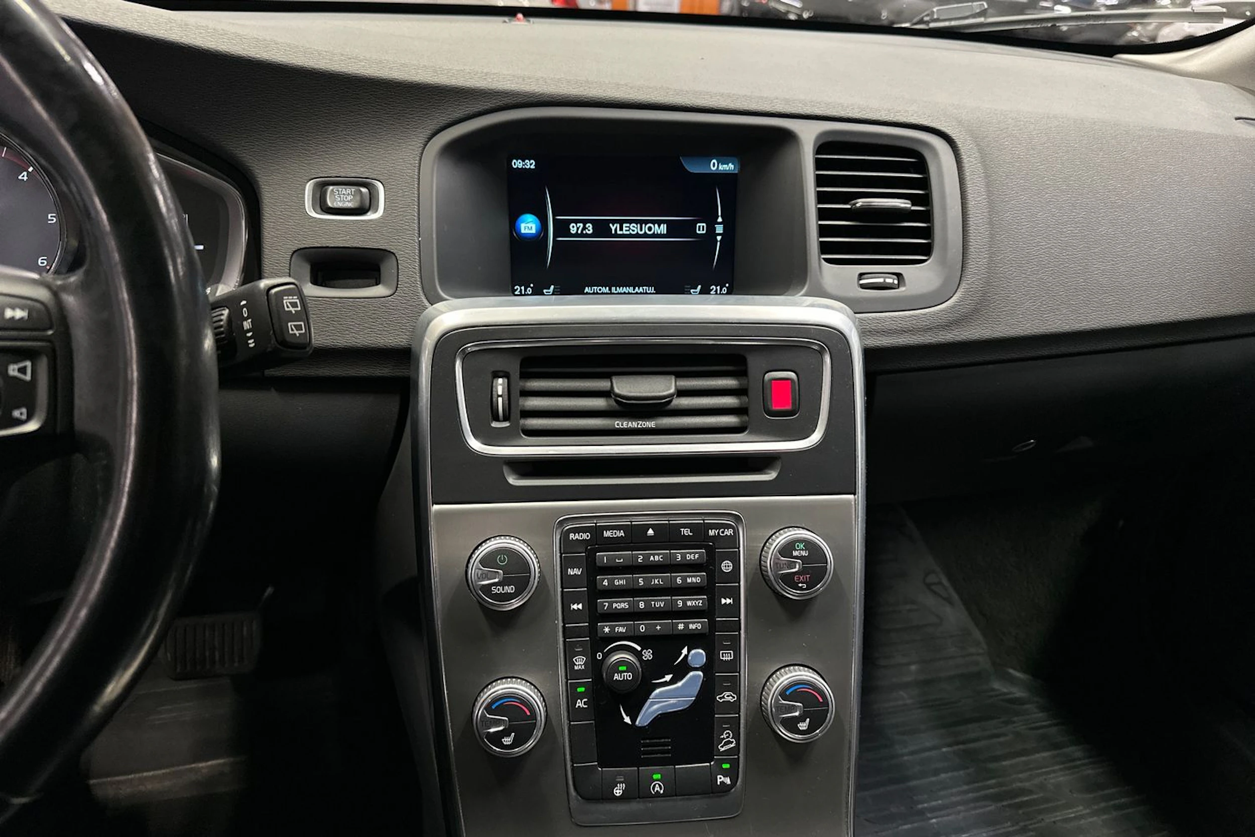 valkoinen Volvo V60 Cross Country 2017 kuva 16.
