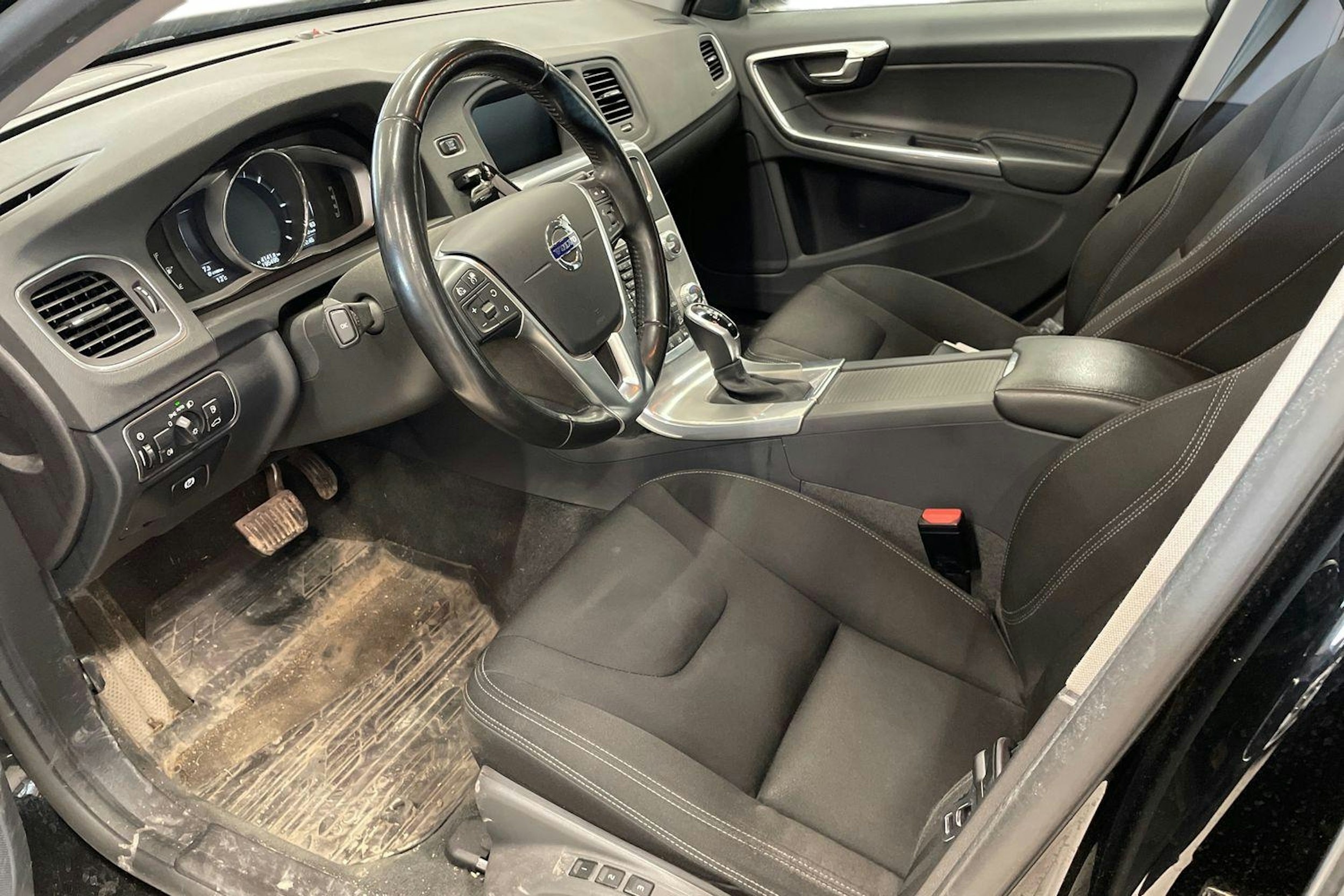 musta Volvo V60 Cross Country 2017 kuva 3.