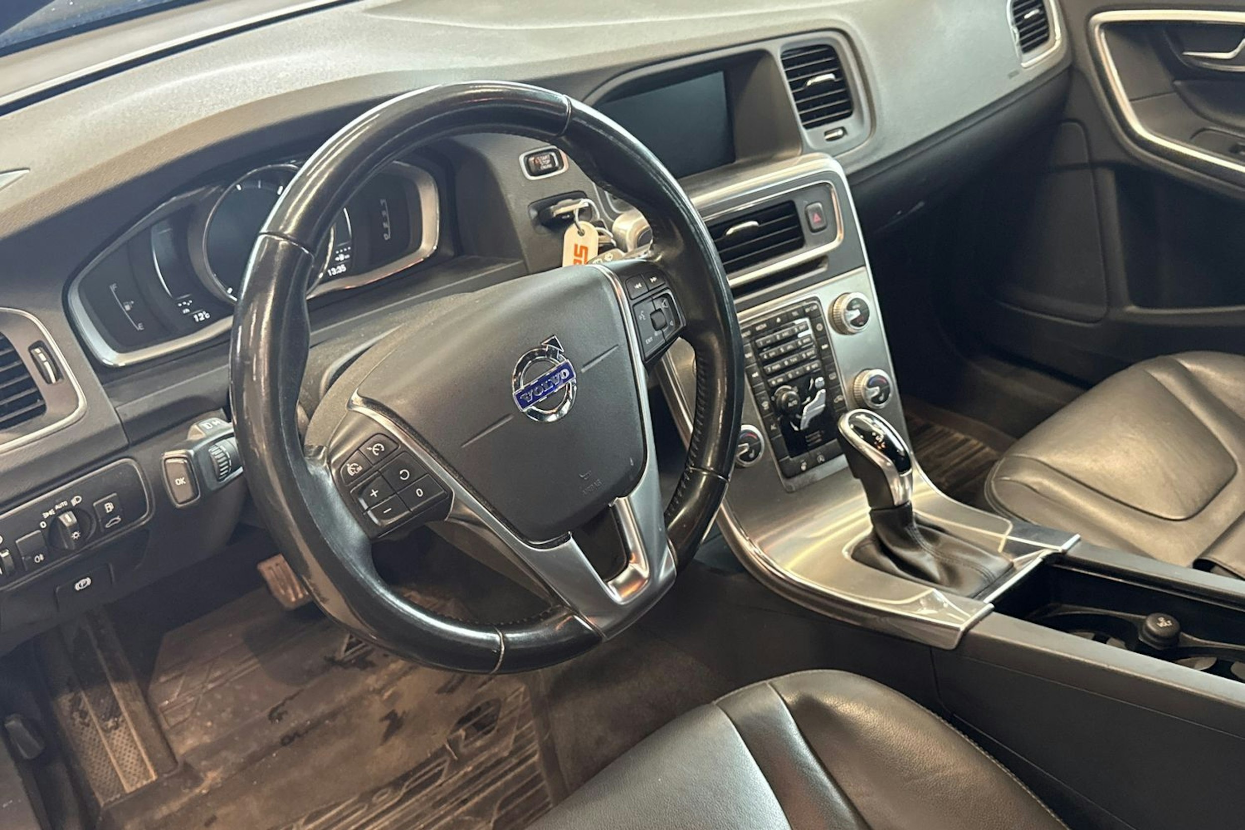 musta Volvo V60 Cross Country 2018 kuva 3.
