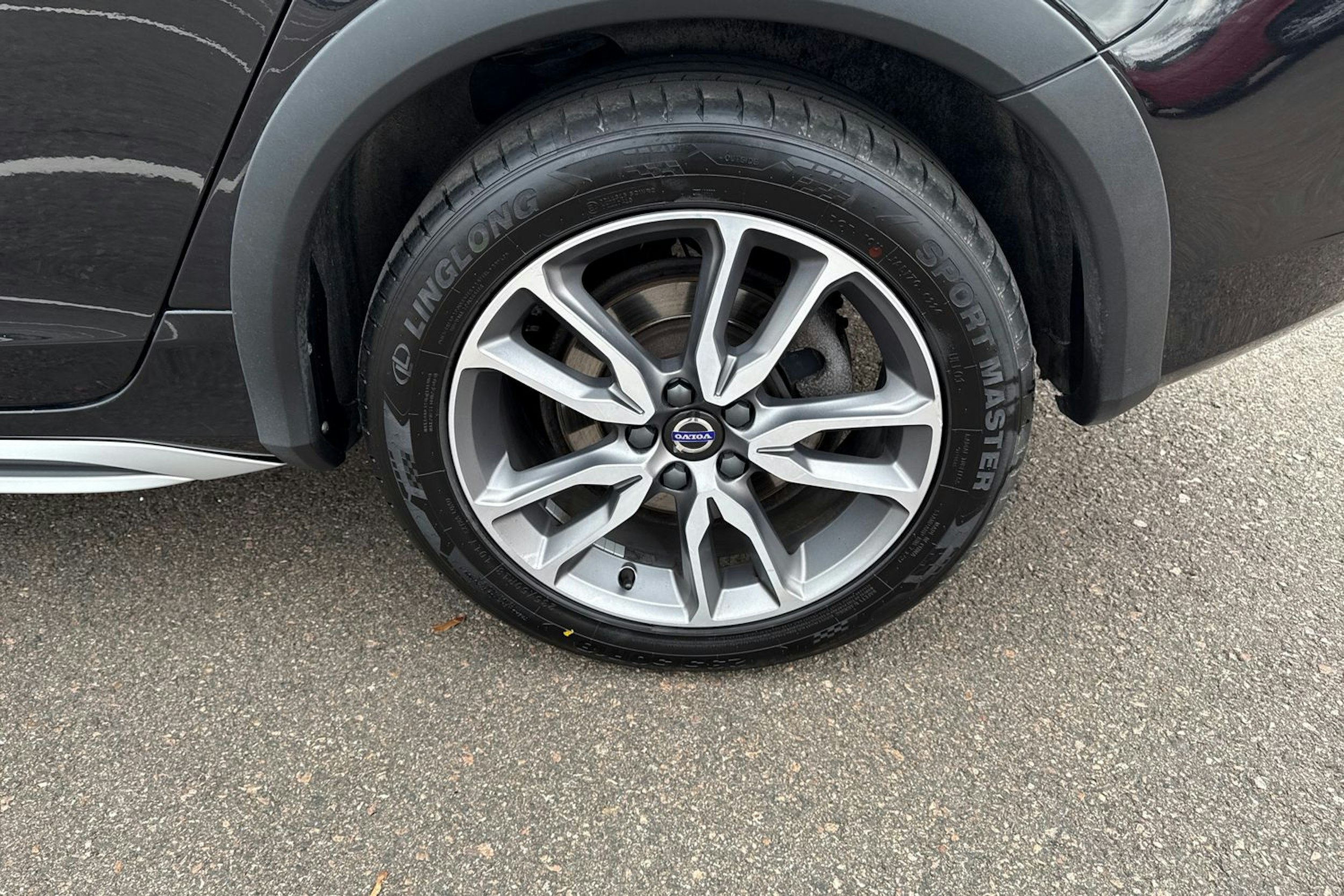 musta Volvo V60 Cross Country 2018 kuva 11.
