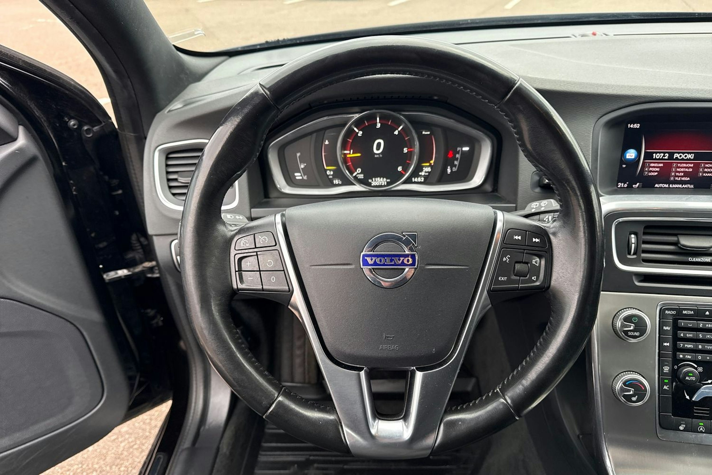 musta Volvo V60 Cross Country 2018 kuva 14.