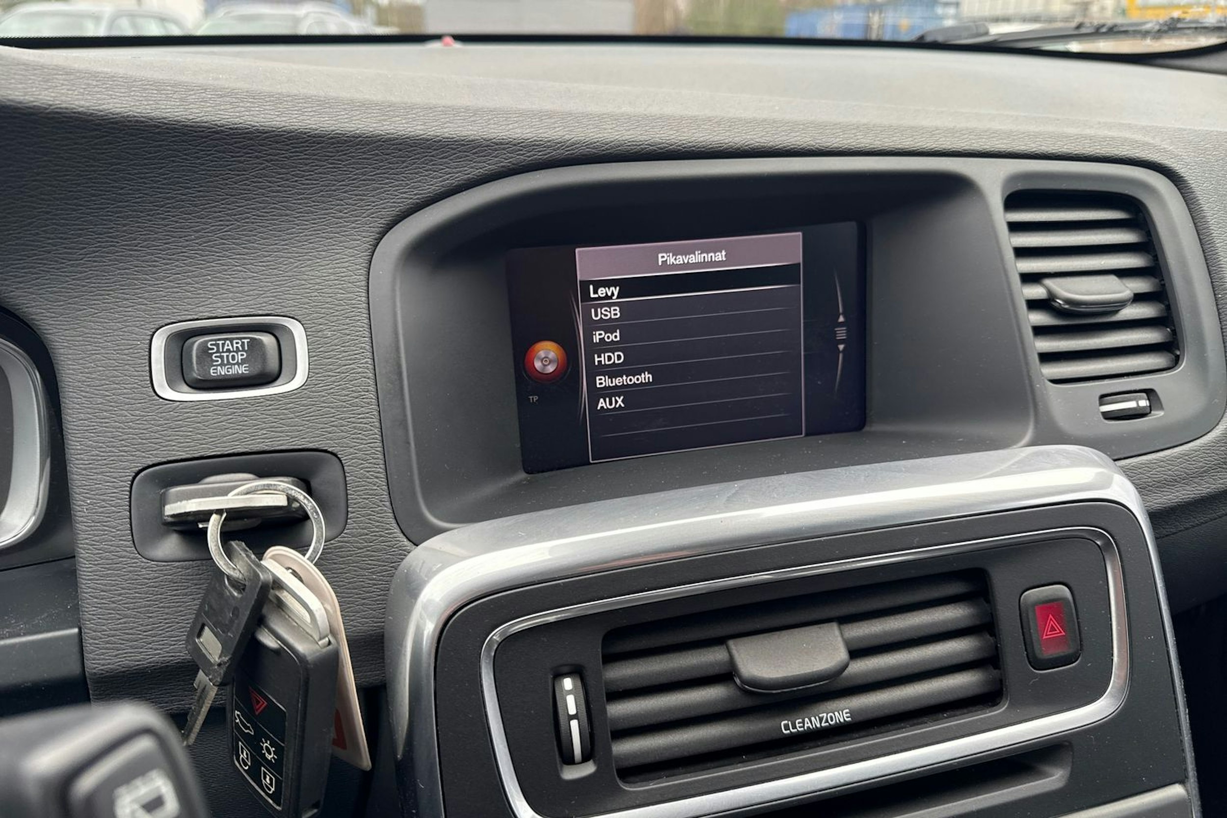 musta Volvo V60 Cross Country 2018 kuva 21.