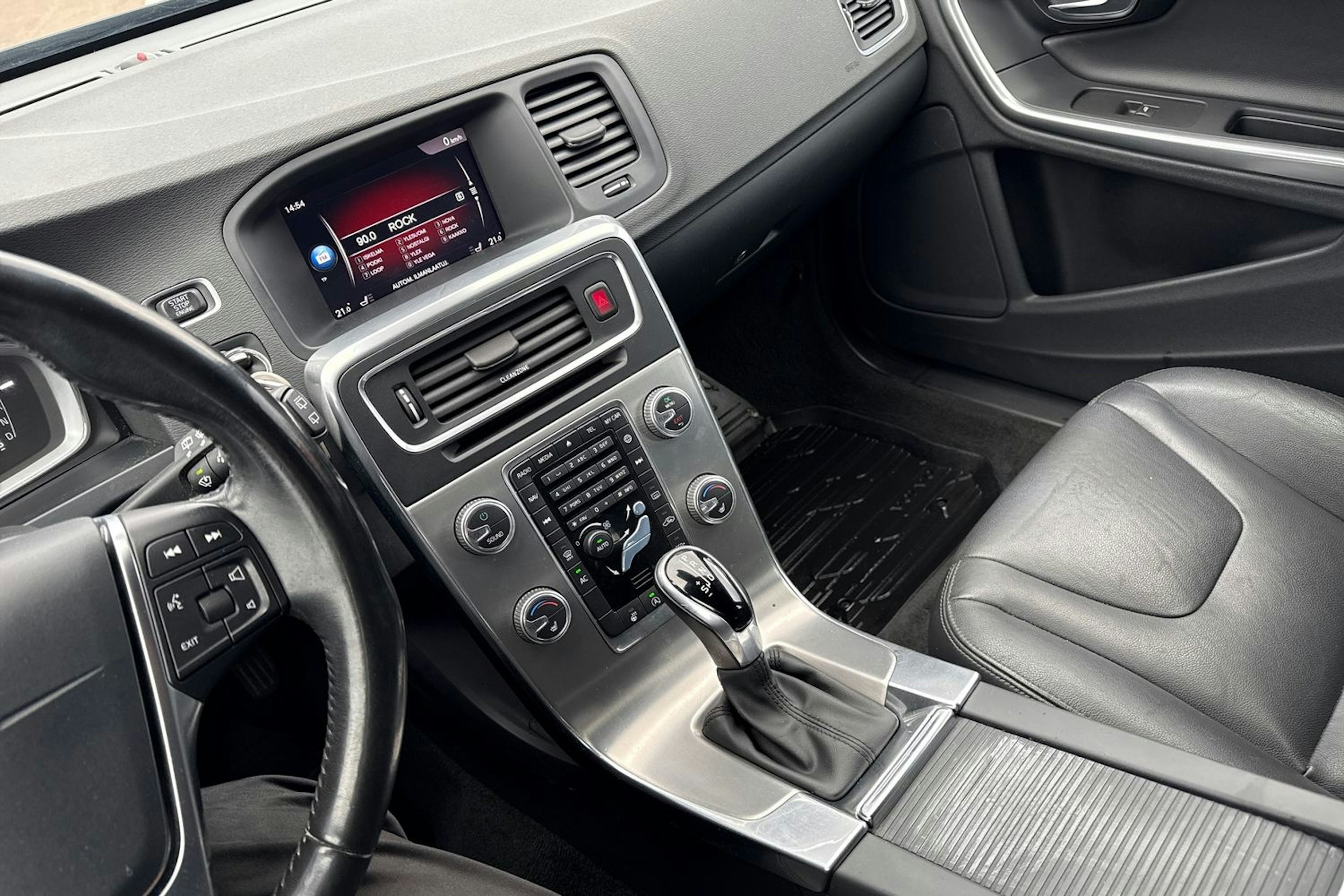 musta Volvo V60 Cross Country 2018 kuva 24.