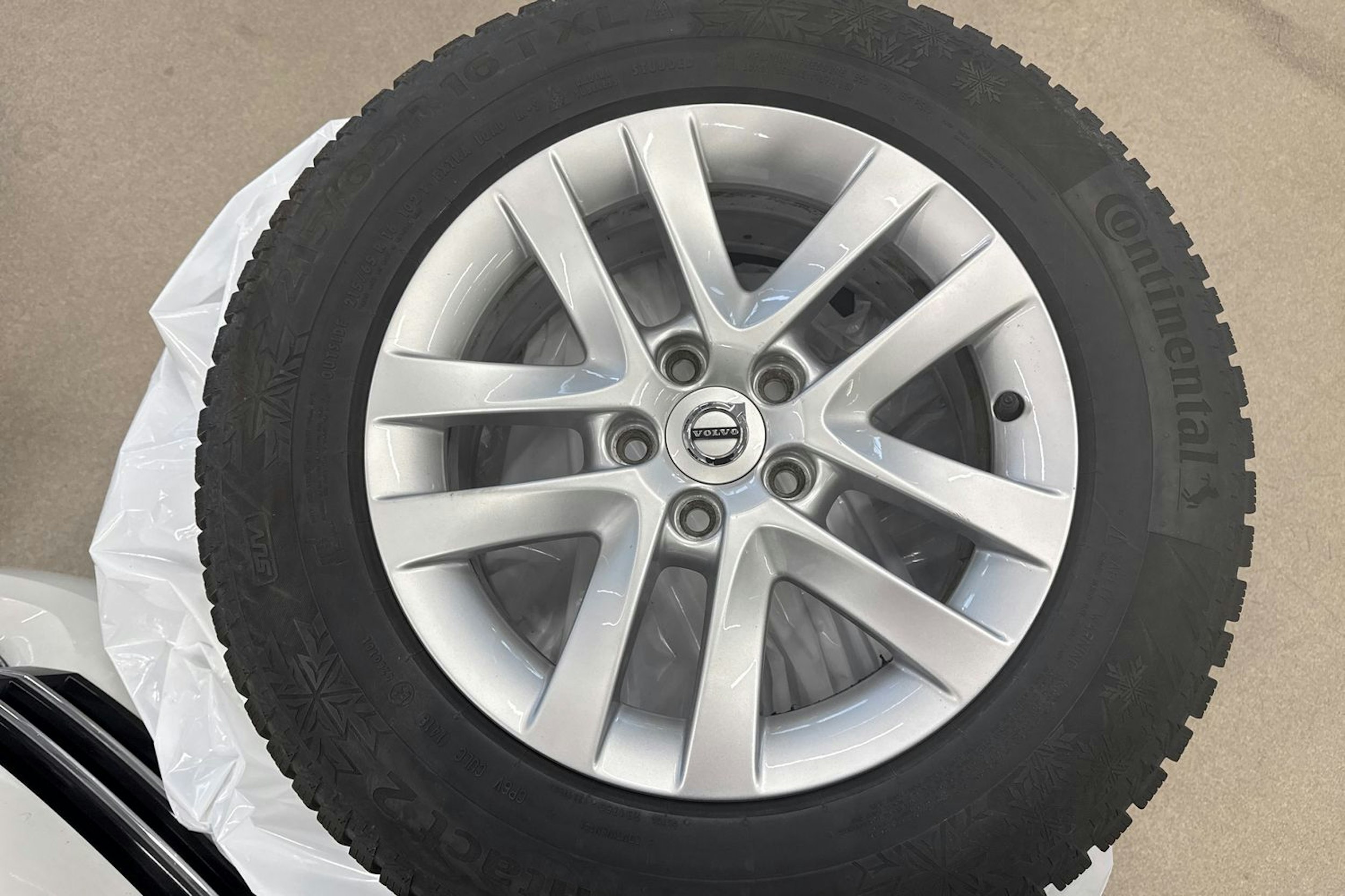 musta Volvo V60 Cross Country 2018 kuva 28.