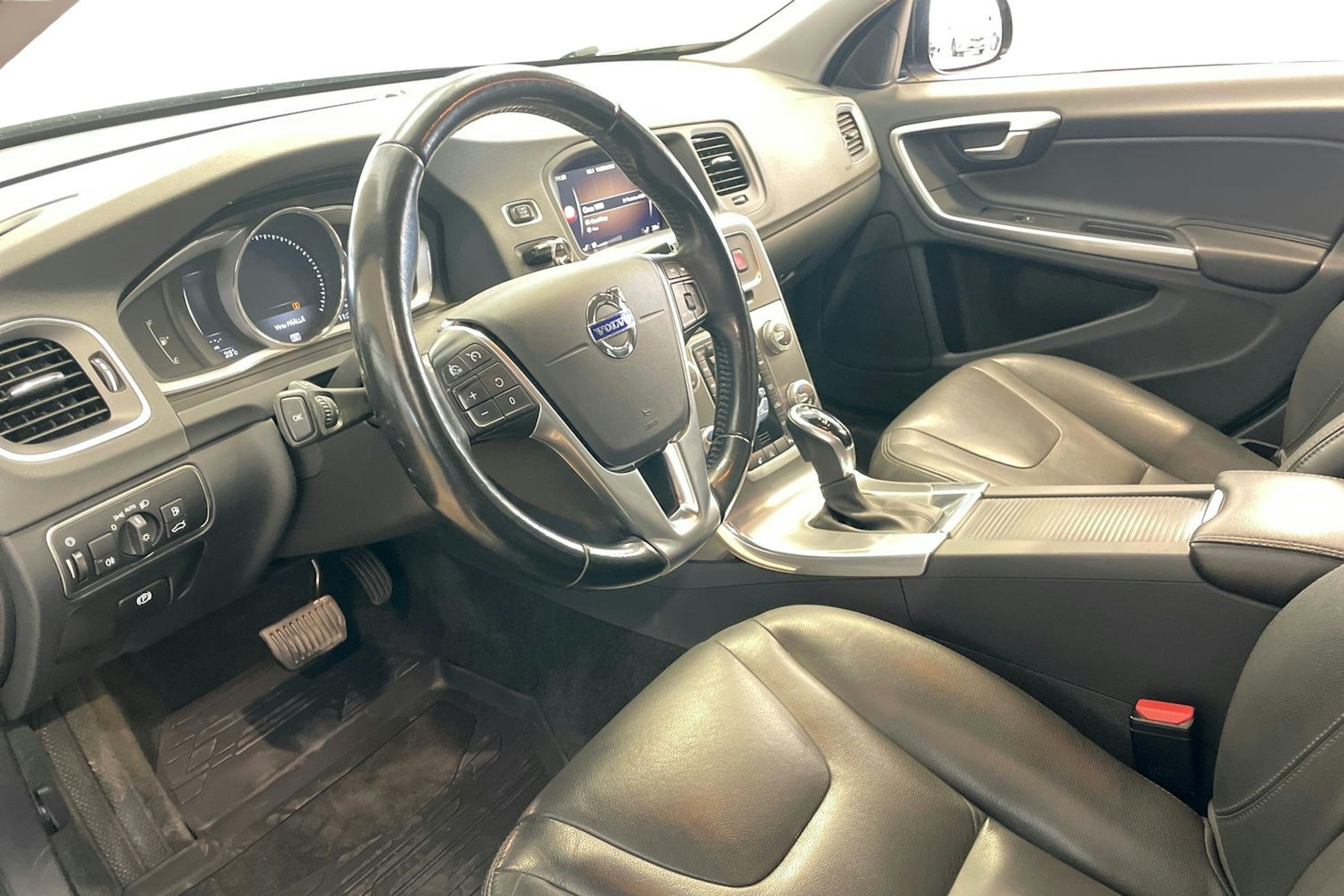 Sininen Volvo V60 Cross Country 2018 kuva 7.
