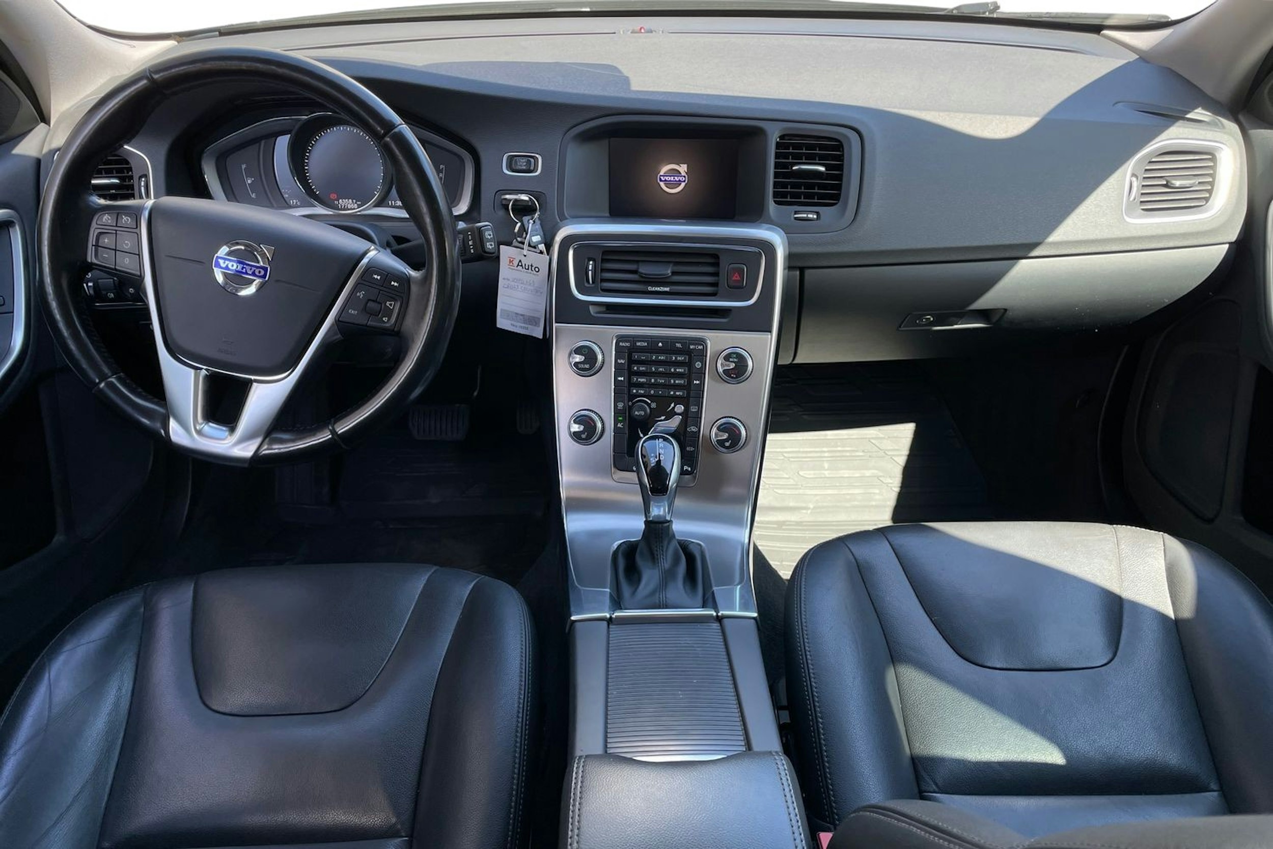 Sininen Volvo V60 Cross Country 2018 kuva 9.