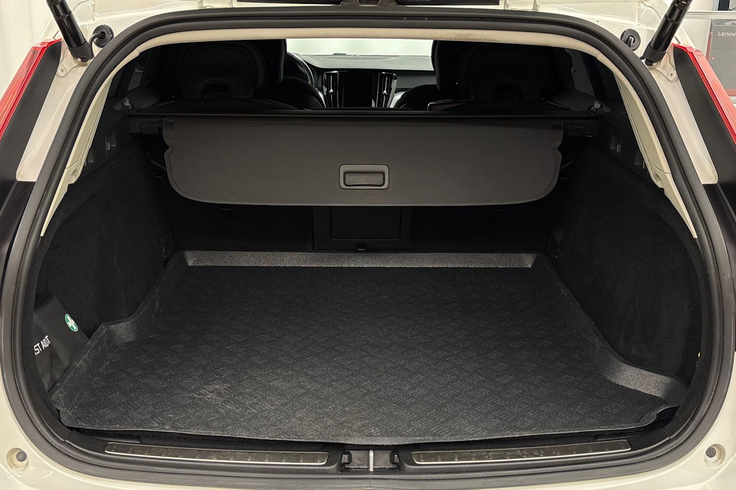valkoinen Volvo V60 Cross Country 2019 kuva 23.
