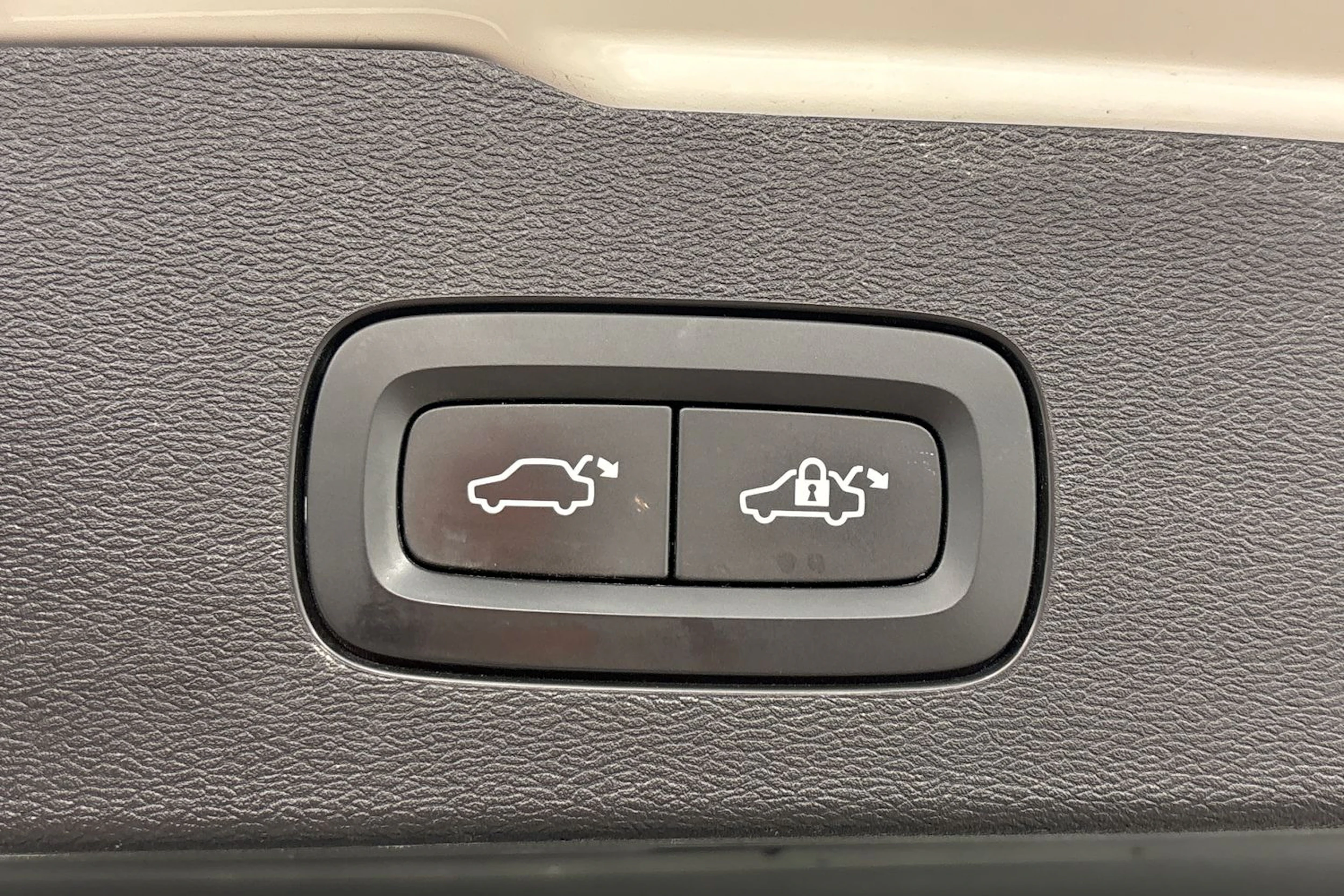 valkoinen Volvo V60 Cross Country 2019 kuva 24.