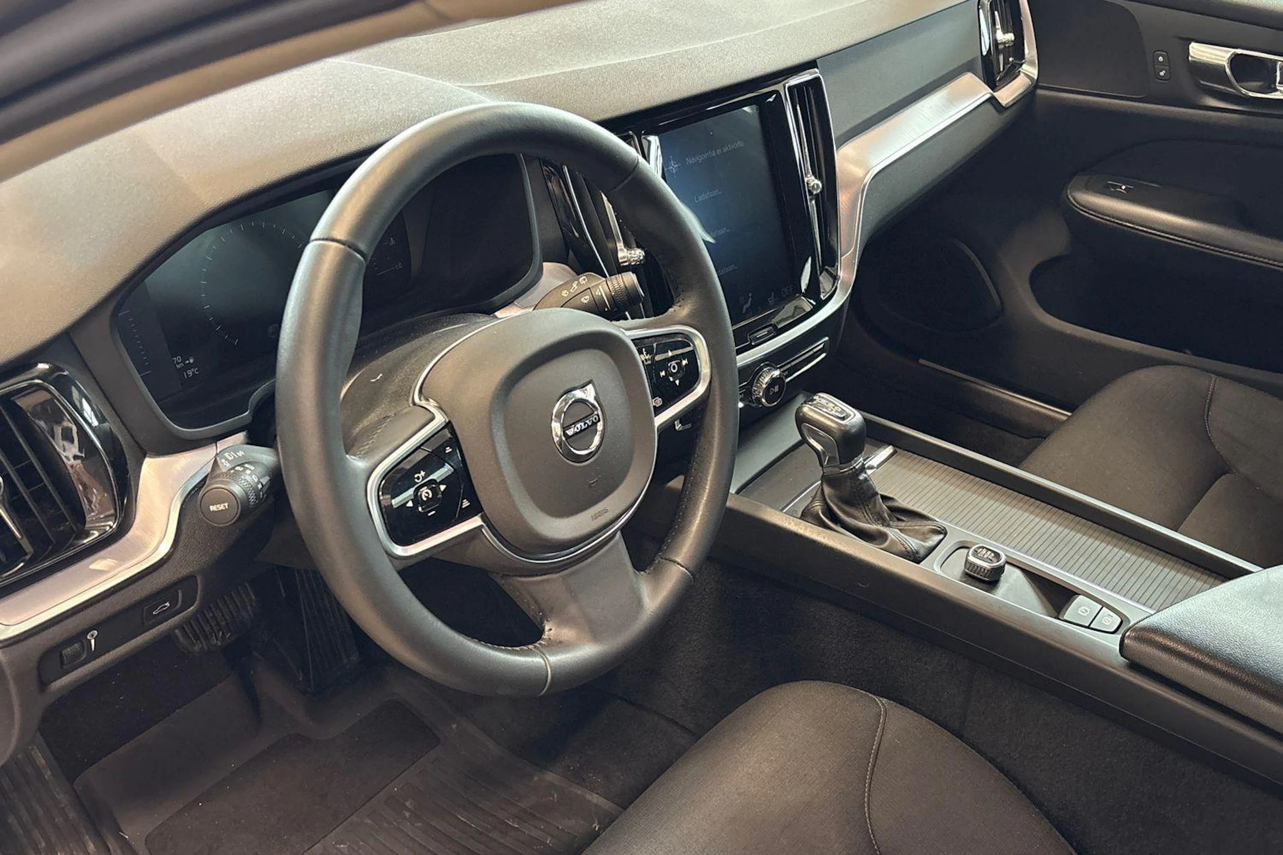 harmaa Volvo V60 Cross Country 2019 kuva 6.