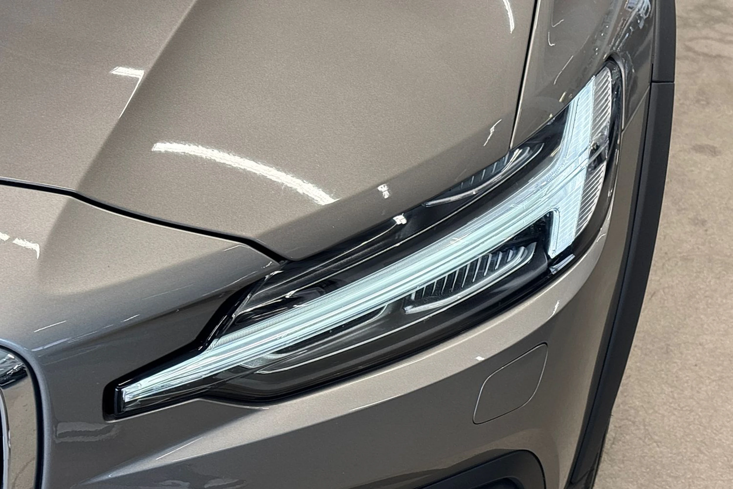harmaa Volvo V60 Cross Country 2019 kuva 12.