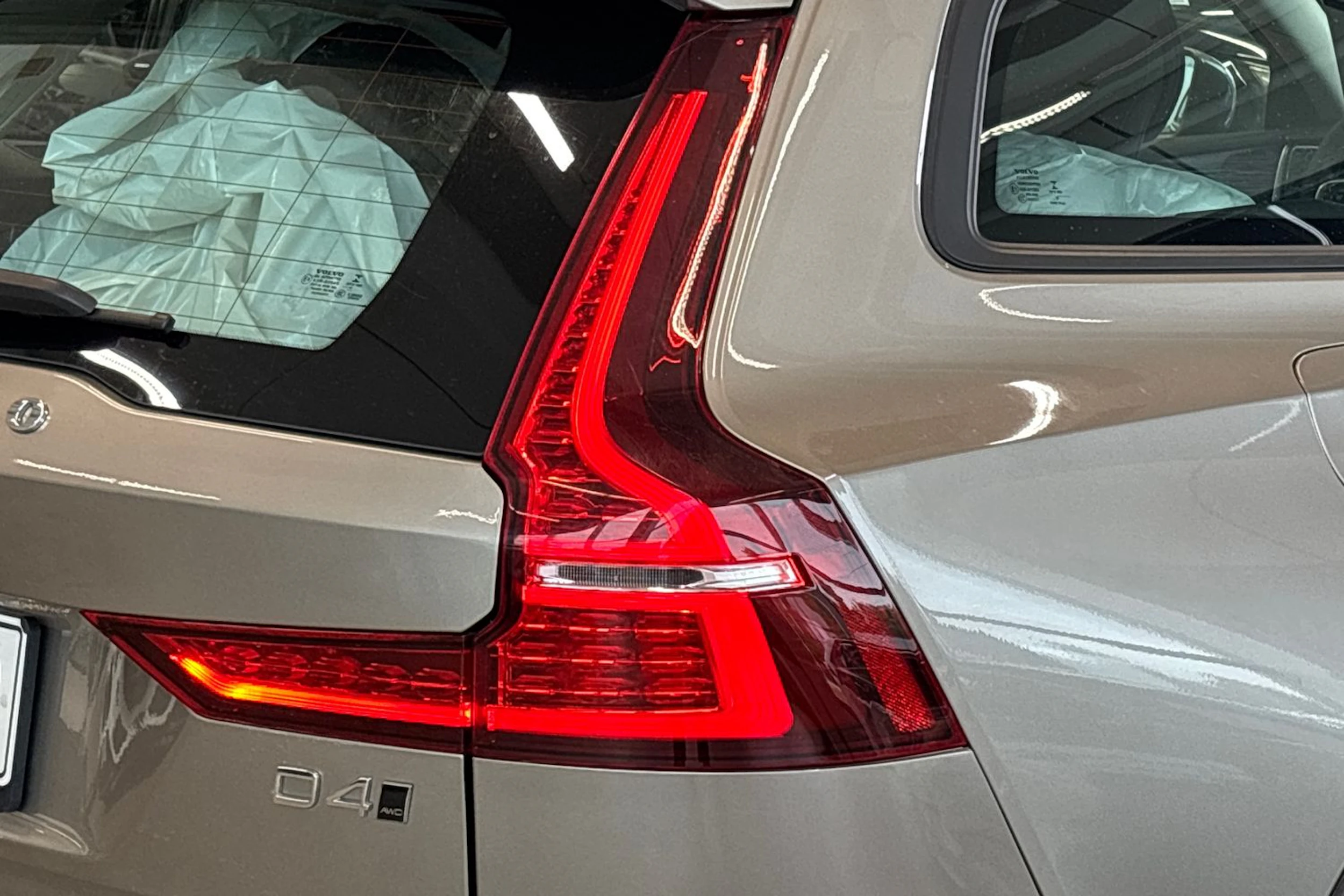 harmaa Volvo V60 Cross Country 2019 kuva 13.