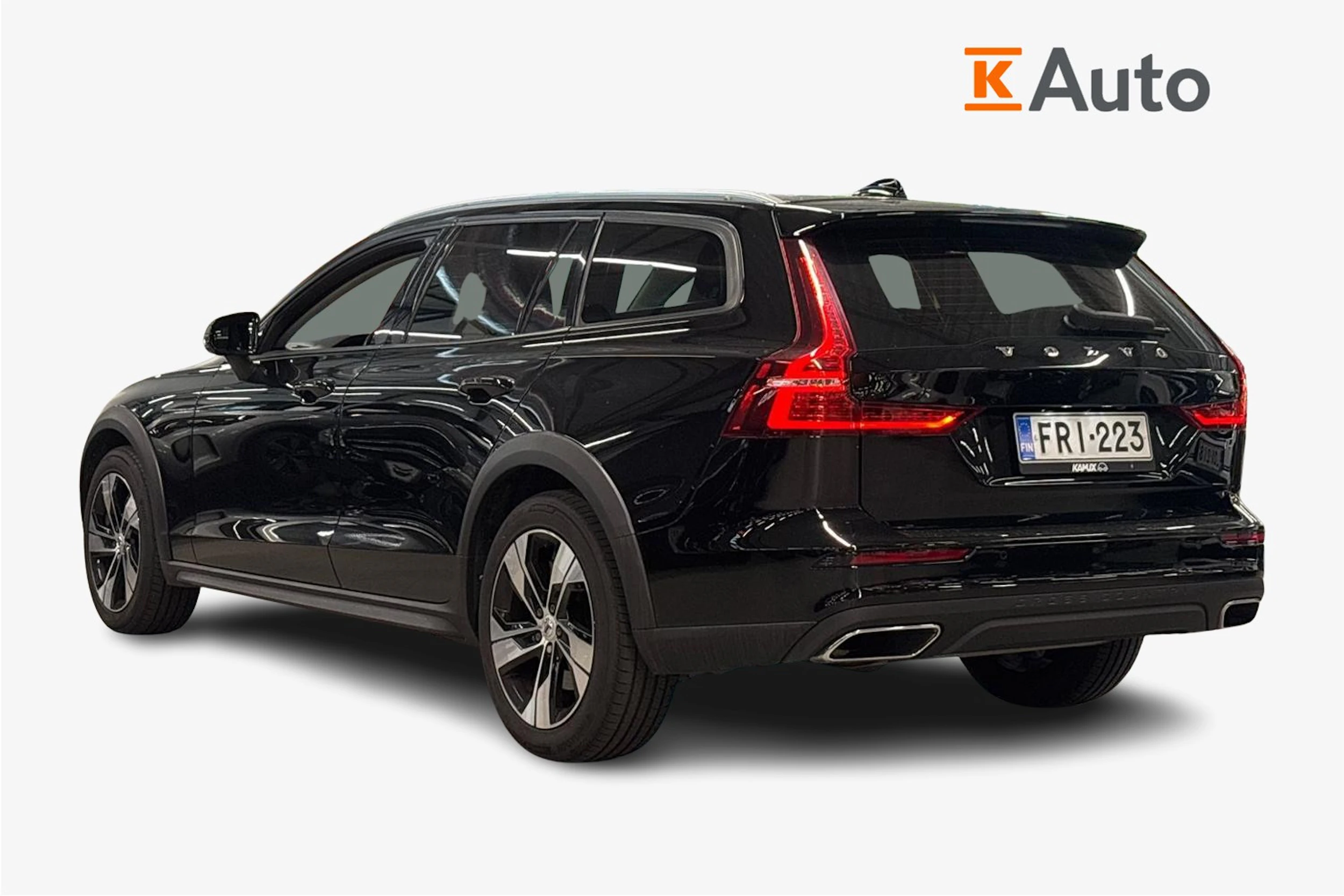 Musta Volvo V60 Cross Country 2019 kuva 2.