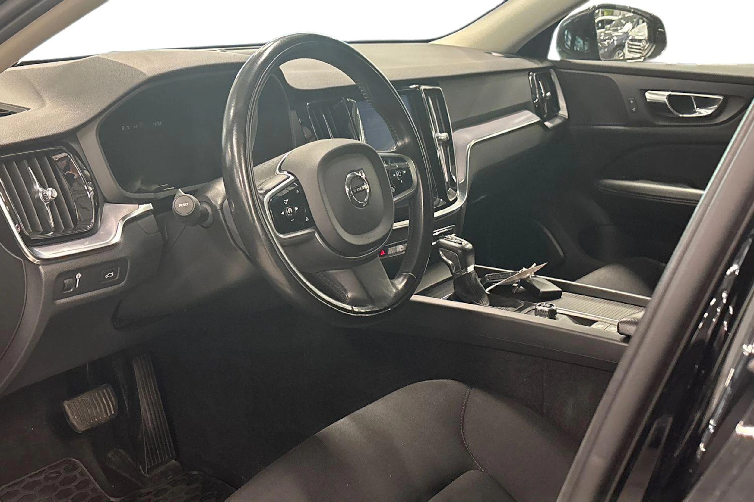 Musta Volvo V60 Cross Country 2019 kuva 3.
