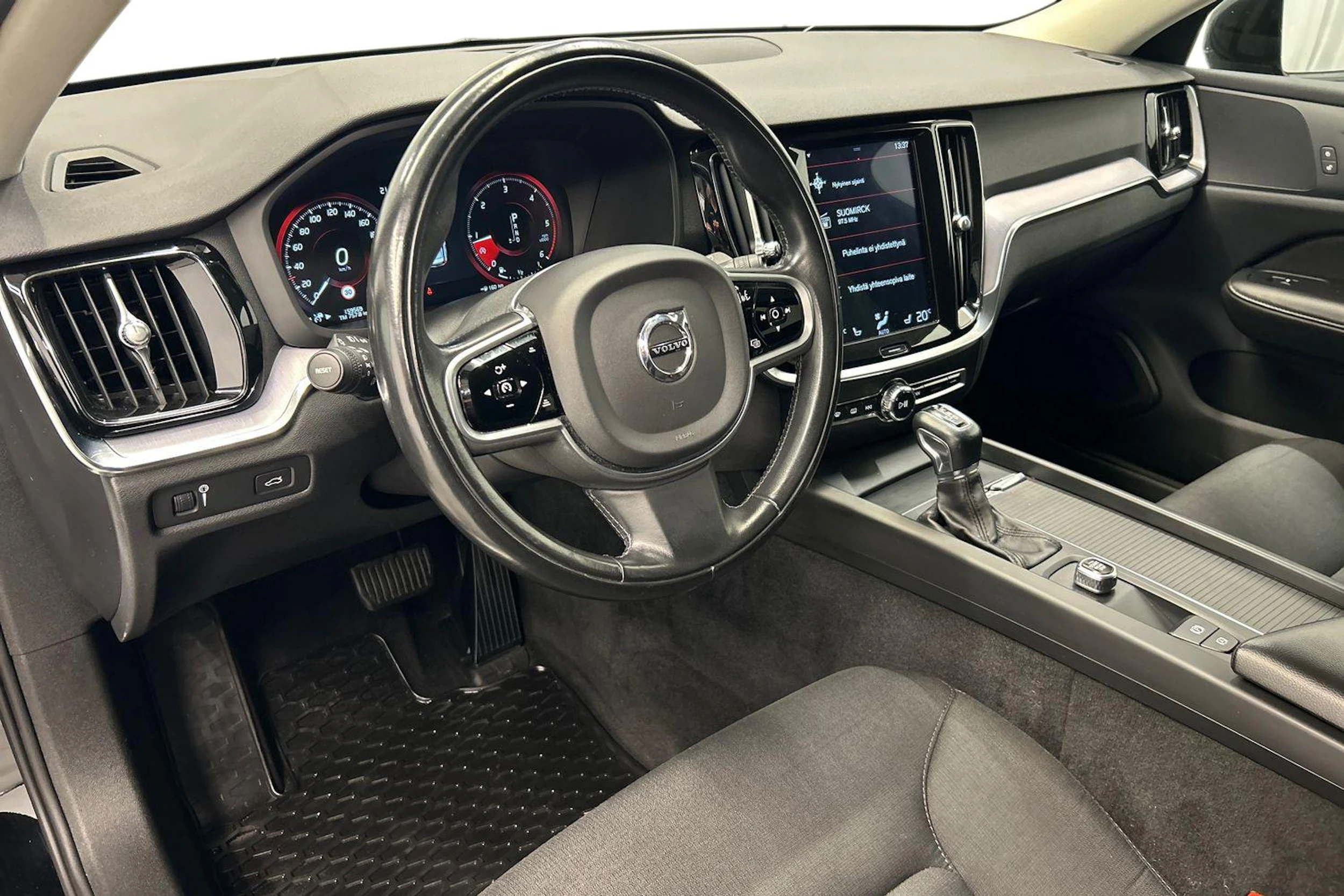 musta Volvo V60 Cross Country 2019 kuva 6.