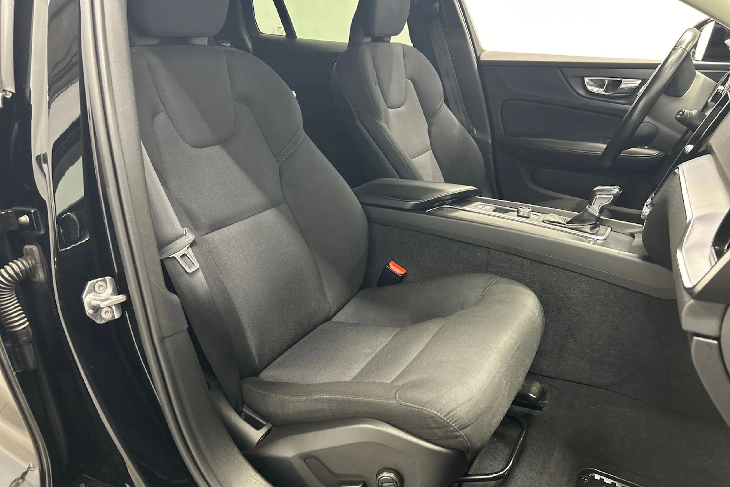 musta Volvo V60 Cross Country 2019 kuva 11.
