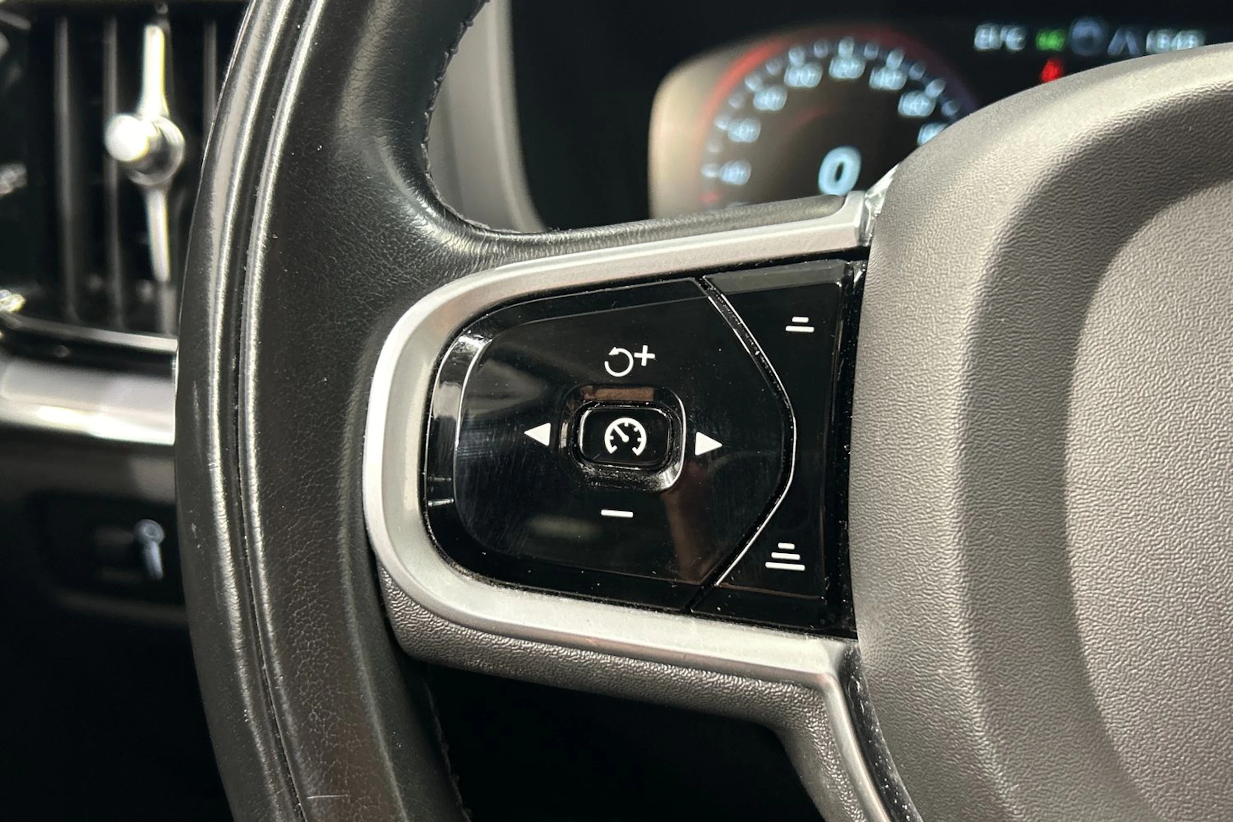 musta Volvo V60 Cross Country 2019 kuva 15.