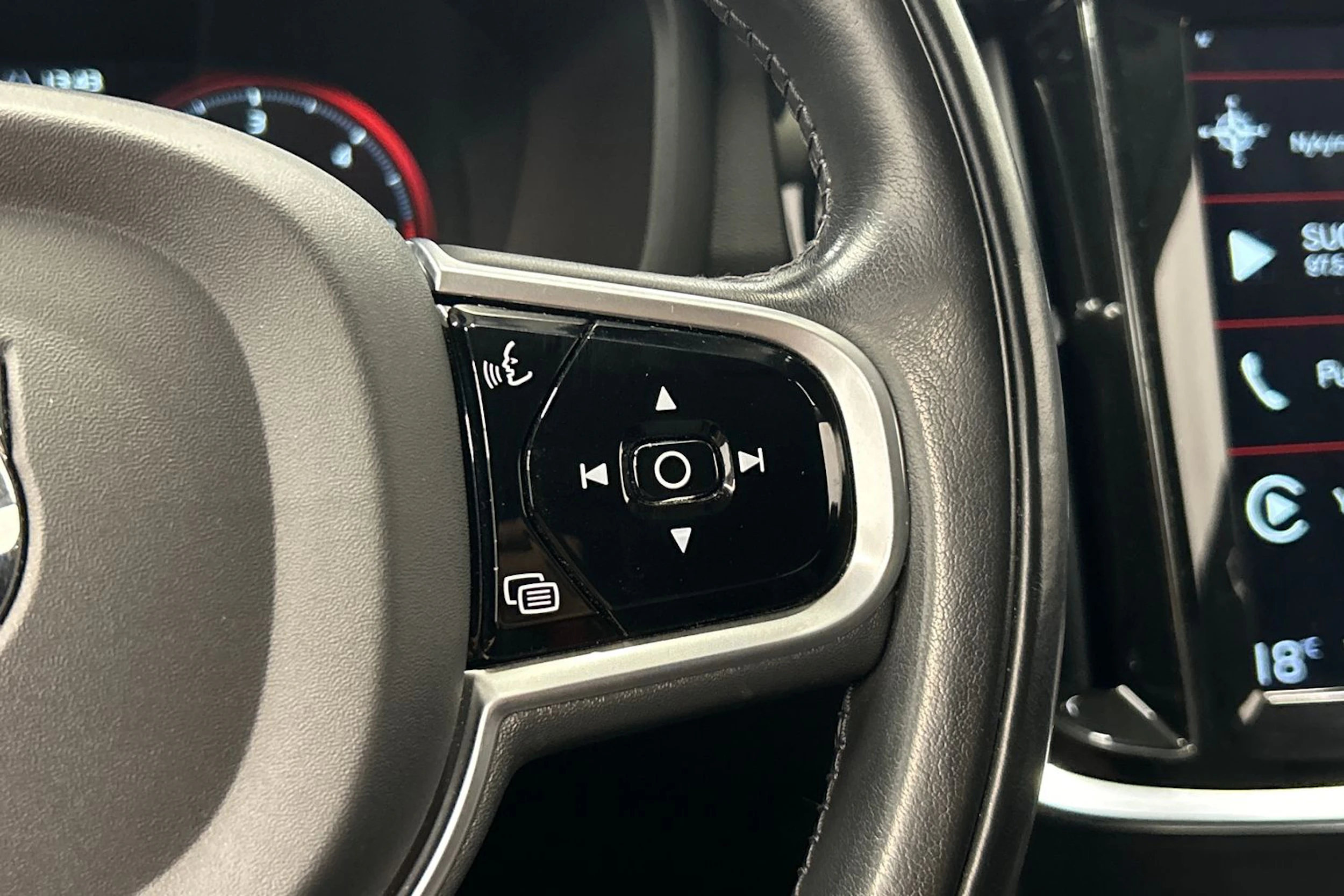 musta Volvo V60 Cross Country 2019 kuva 16.