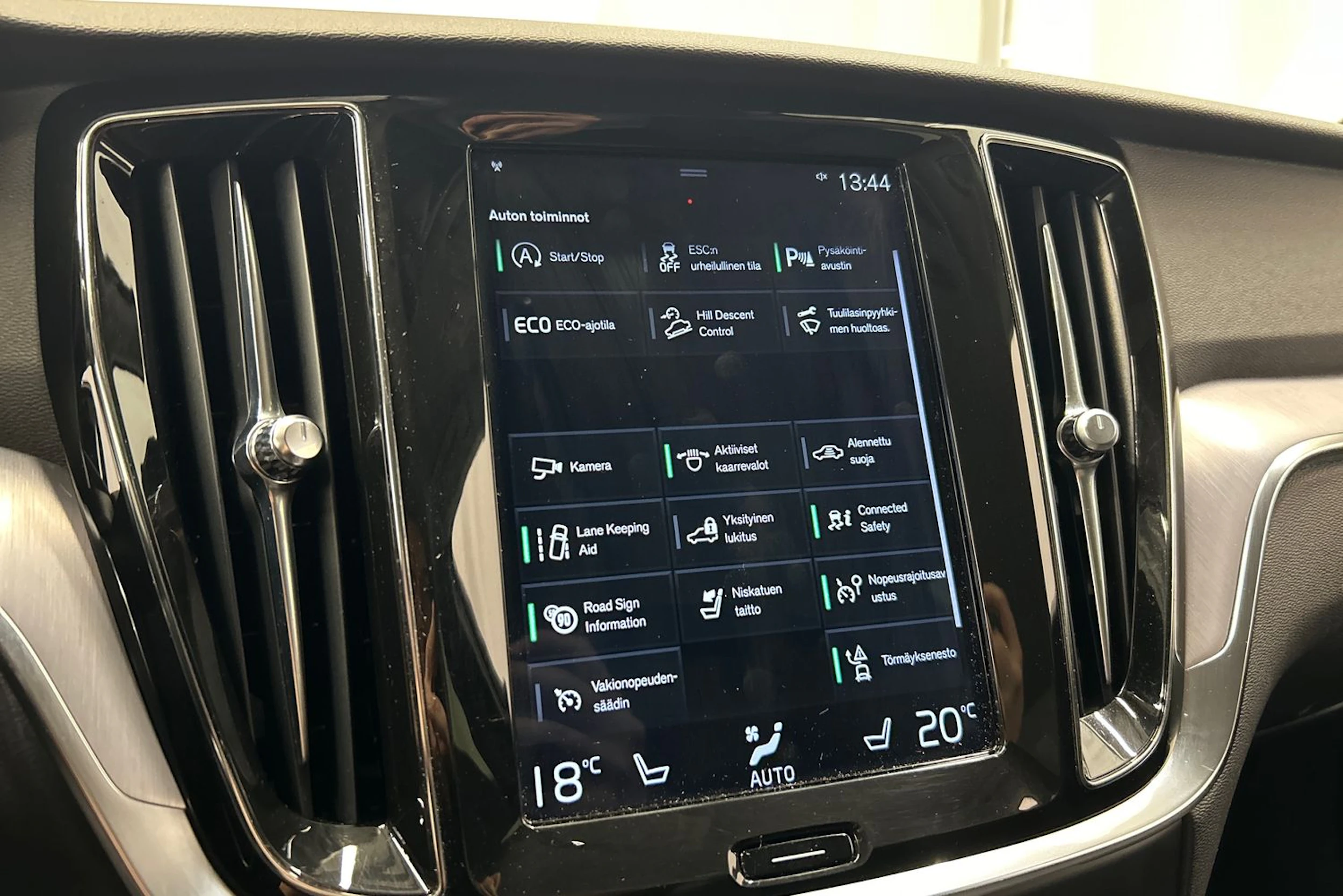 musta Volvo V60 Cross Country 2019 kuva 19.
