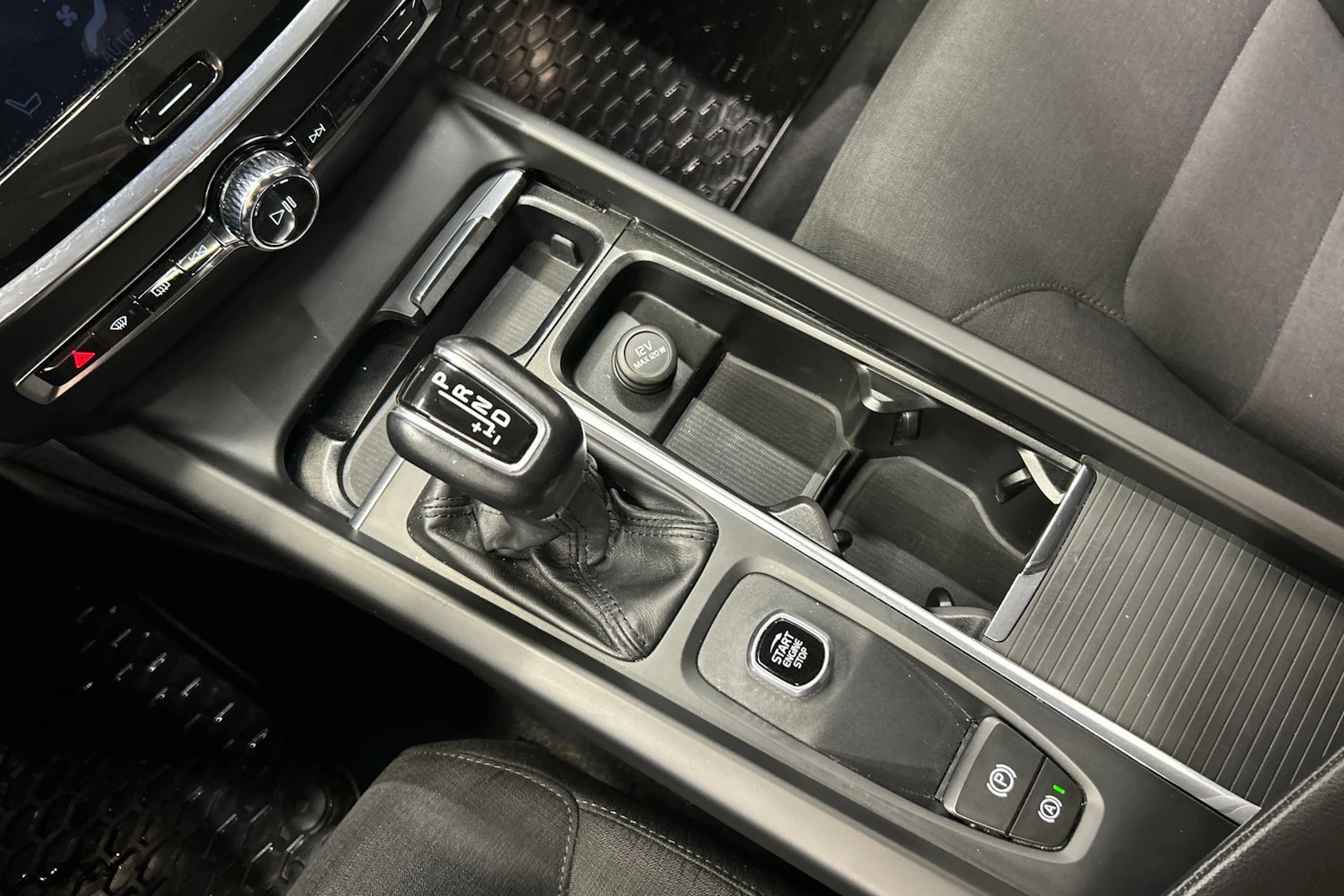 musta Volvo V60 Cross Country 2019 kuva 22.