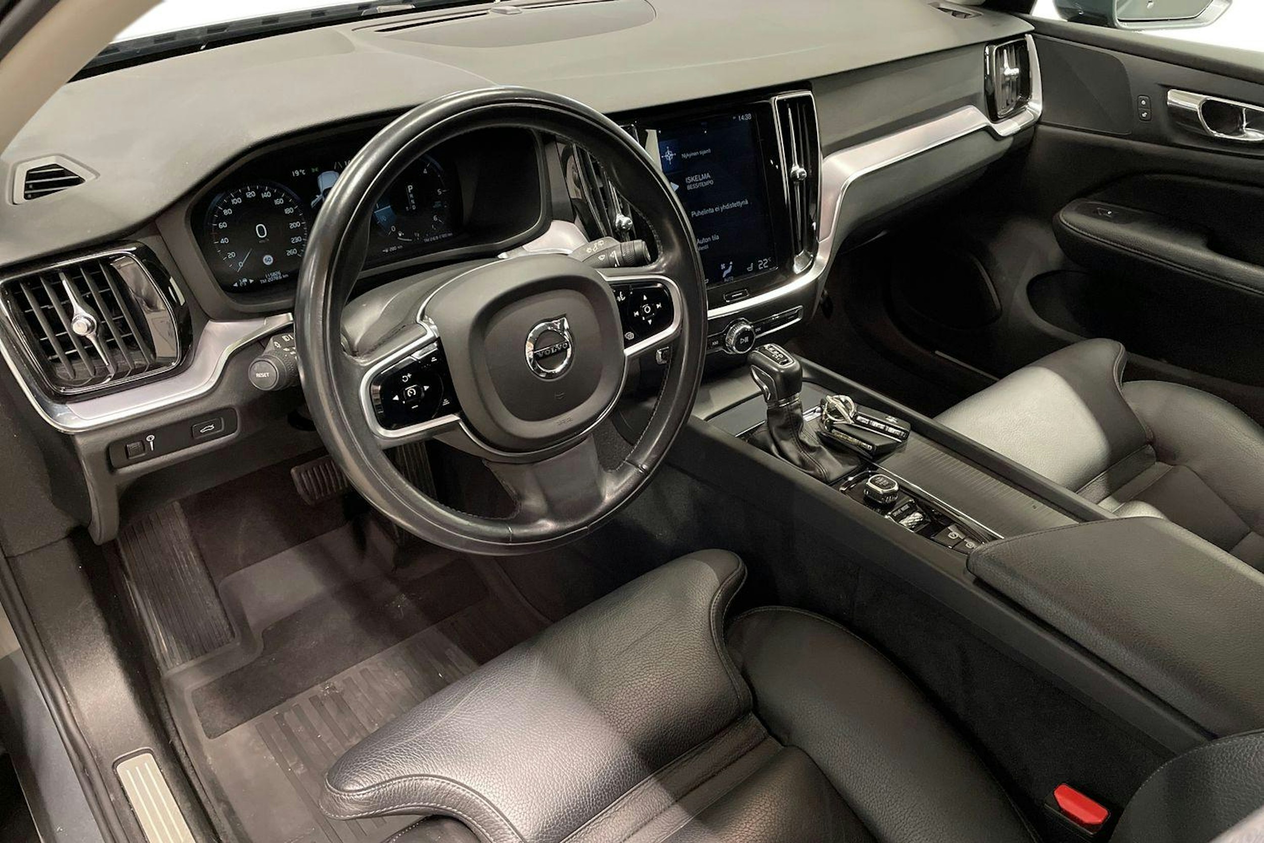 Harmaa Volvo V60 Cross Country 2019 kuva 7.