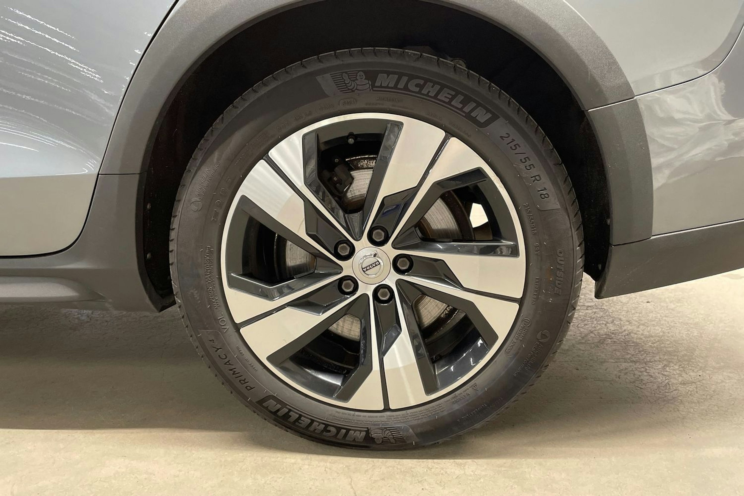 Harmaa Volvo V60 Cross Country 2019 kuva 13.